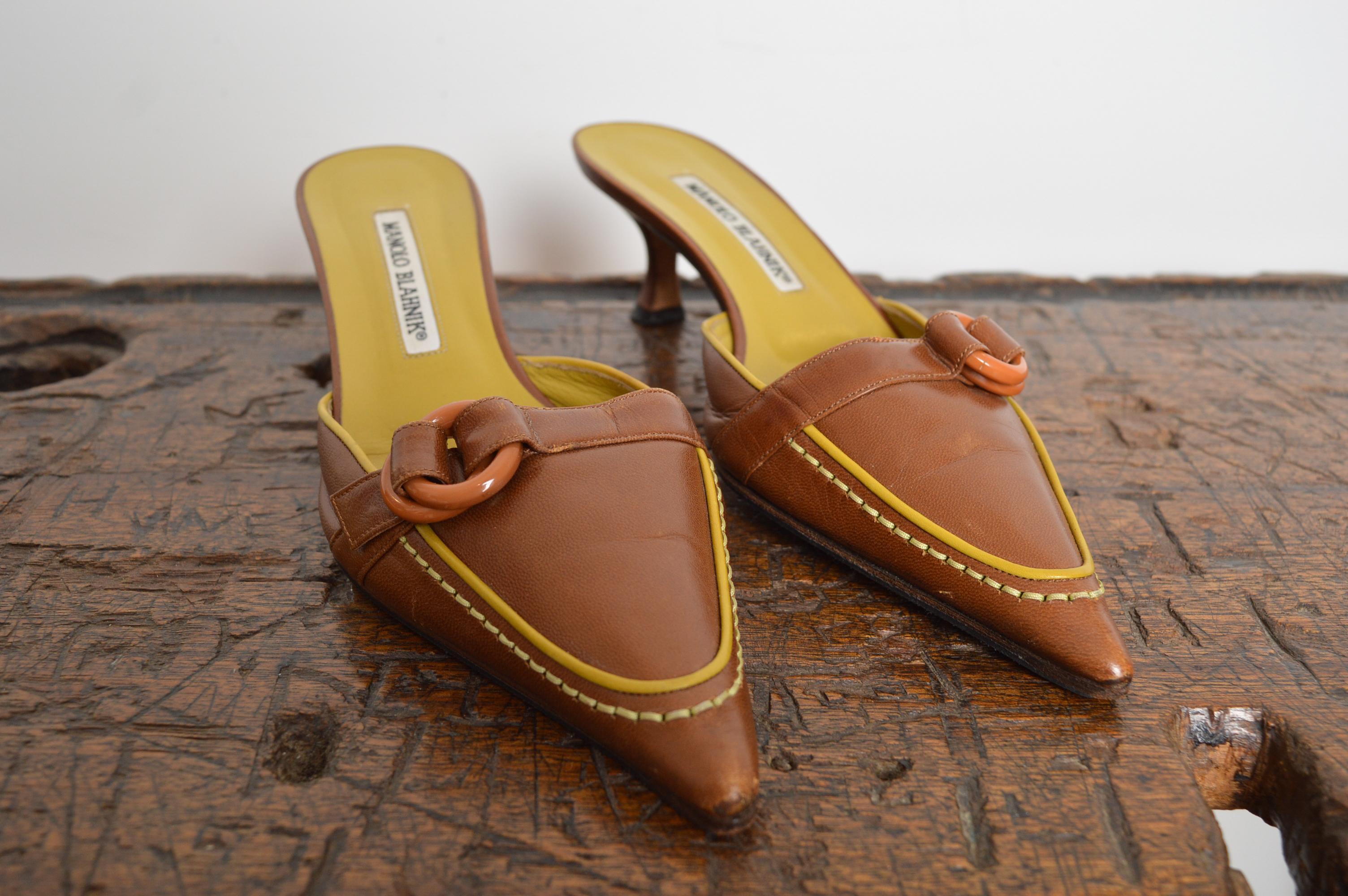 Superb Manolo Blahnik Chartreuse & Chocolate coloured leather Slip On Mules with decorative buckle detail and exposed contrast stitching.
Size; UK 4.5 / EU 37.5
Heel Height; 2”
Condition; Fantastic Condition, the shoes have been extremely well cared
