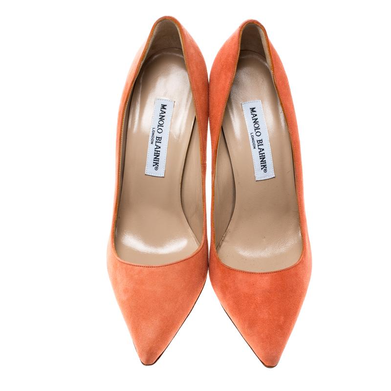 Manolo Blahnik has come out with yet another pair of comfortable yet fashionable pumps. Enliven up the day with this pair of coral pumps. Fashioned out of suede, this pair of pumps is a charming add-on accessory you have been waiting for. They are