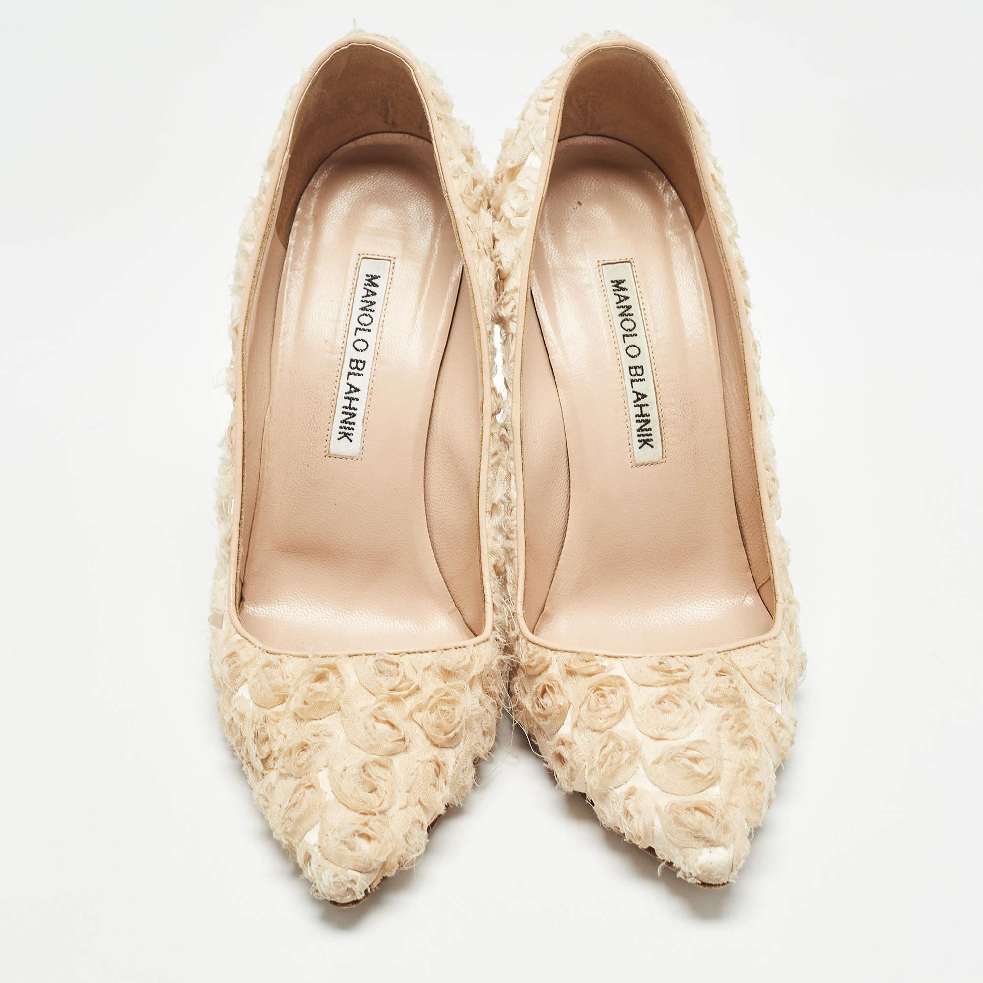 Beige Manolo Blahnik Cream Fabric Floral Pumps Size 37 For Sale