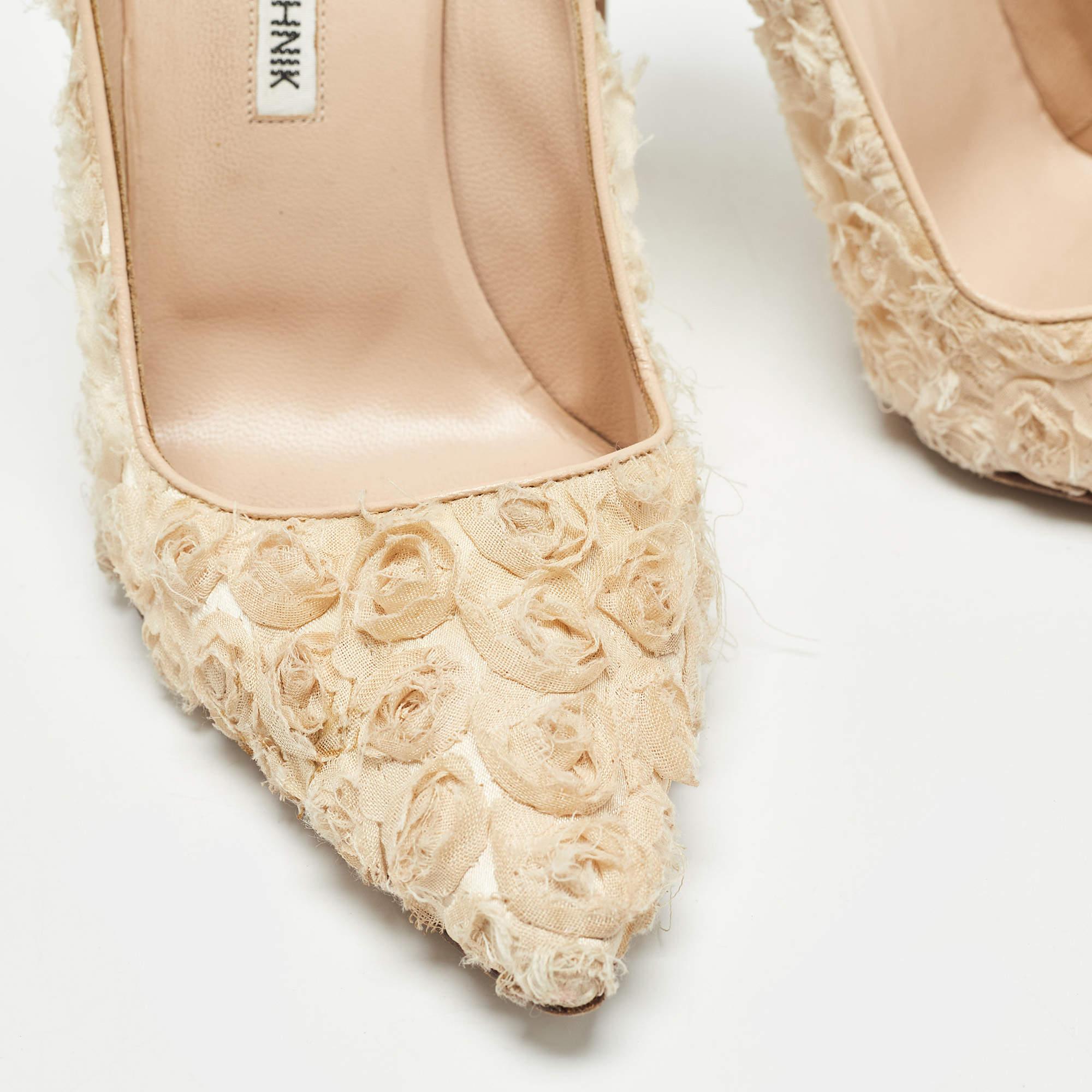 Manolo Blahnik Cream Fabric Floral Pumps Size 37 For Sale 2