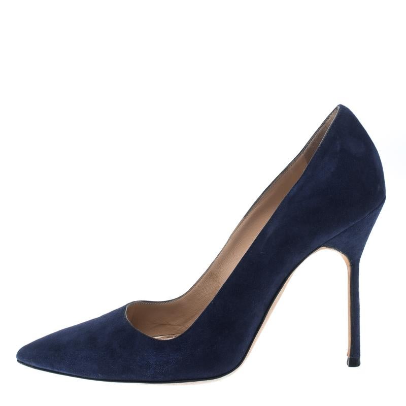 Walk with grace and confidence in these lovely BB pumps from Manolo Blahnik. These dark blue pumps are crafted from suede and feature an elegant silhouette. They flaunt pointed toes, comfortable leather lined insoles and 10 cm stiletto heels. The