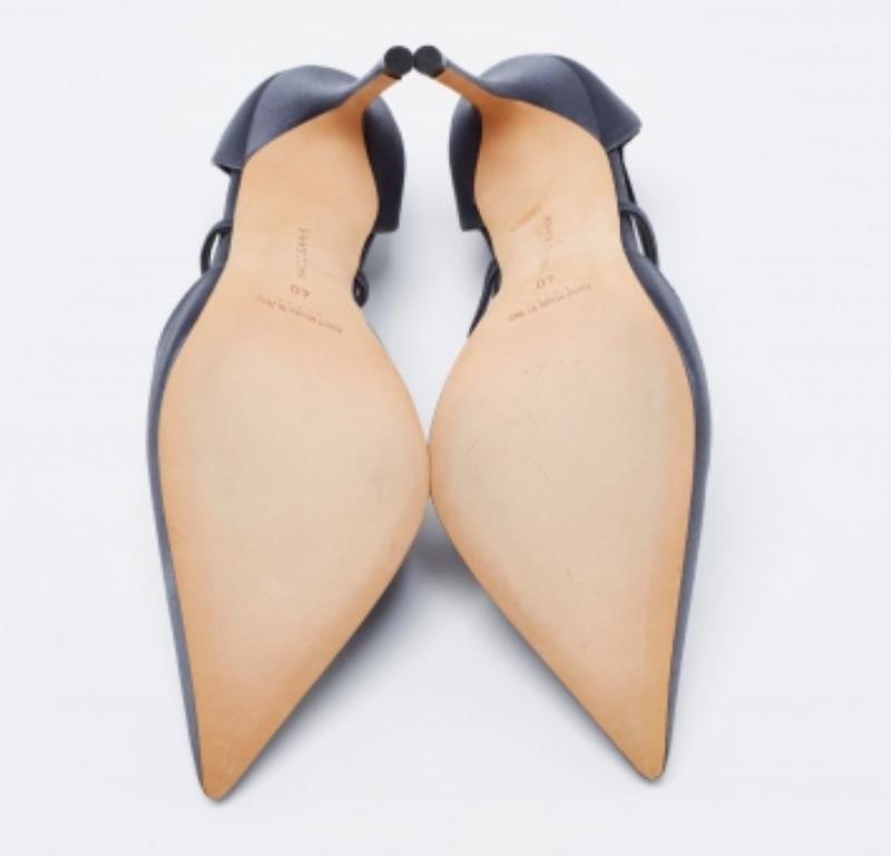 Manolo Blahnik Dark Grey Satin Lala Crystal Pointed Toe Pumps Size 40 In Good Condition For Sale In Dubai, Al Qouz 2