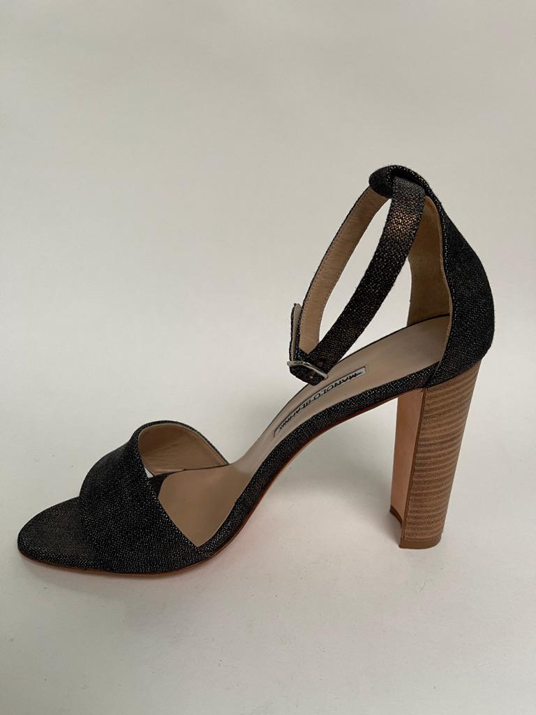 MANOLO BLAHNIK  denim sandal In Excellent Condition For Sale In New York, NY