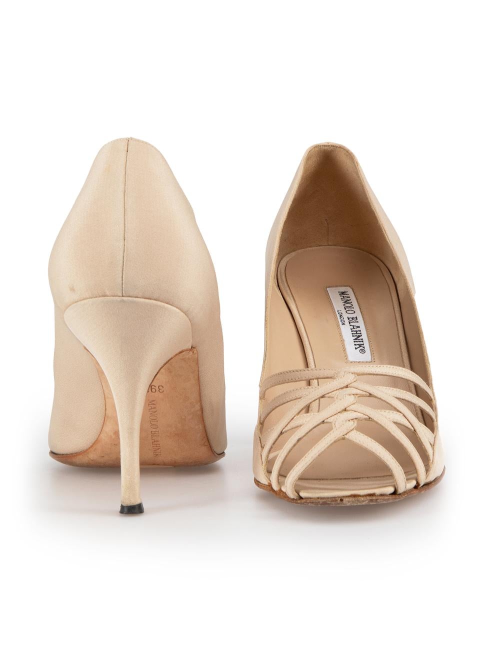 Beige Manolo Blahnik talons à lanières en satin écru taille IT 39,5 en vente
