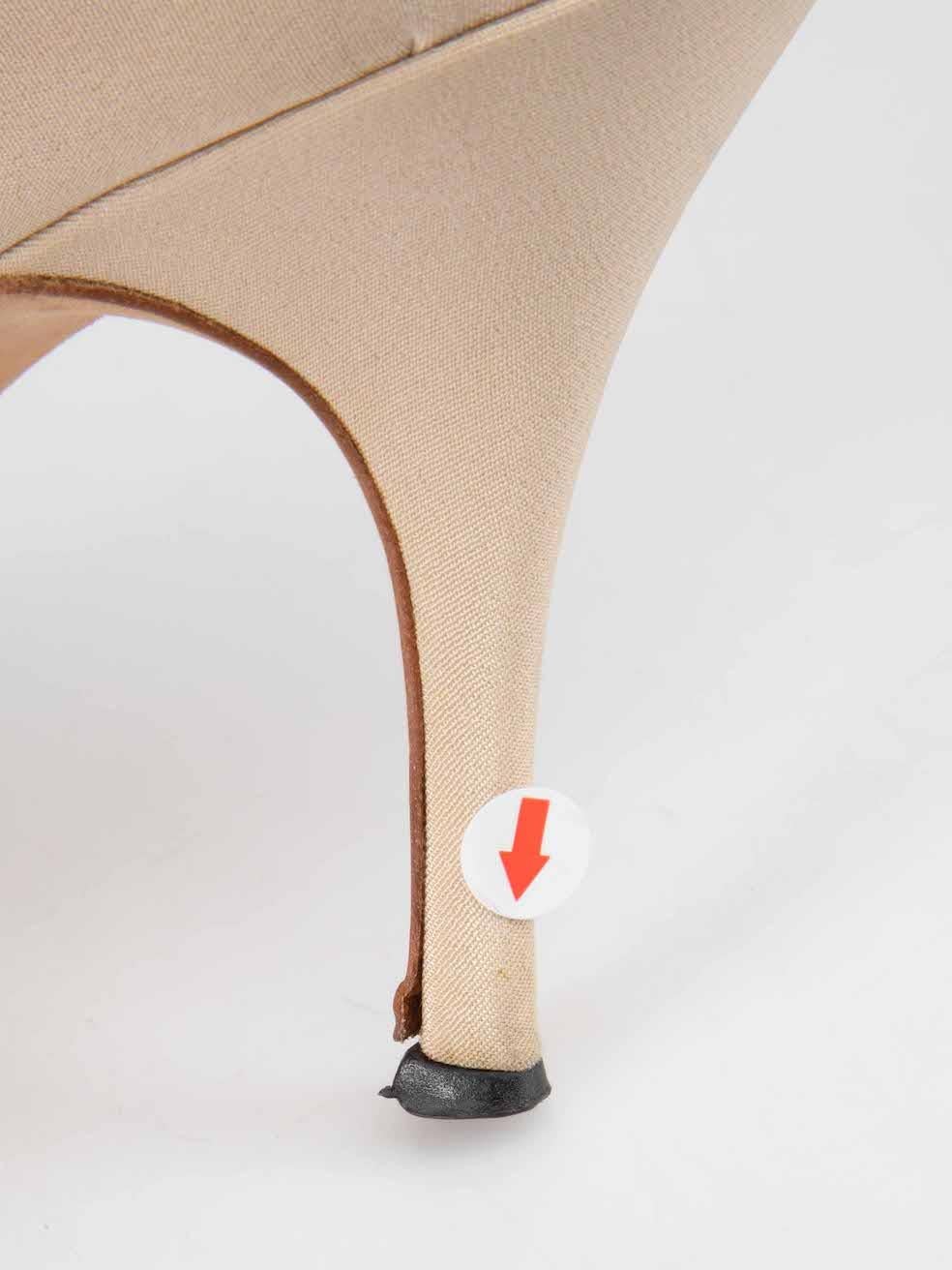 Donna Manolo Blahnik, tacchi a spillo in raso ecru, taglia IT 39,5 in vendita