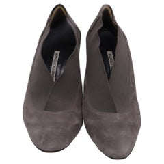 Escarpins à bout pointu Manolo Blahnik avec détail élastique, en daim gris