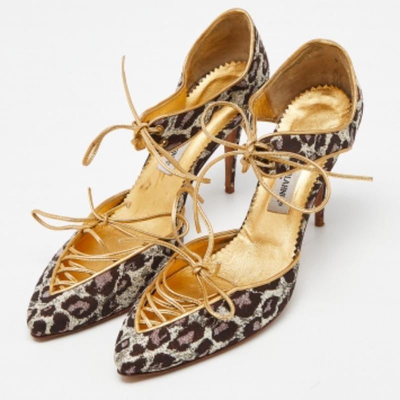 Marron Manolo Blahnik - Escarpins à bout pointu en cuir et tissu de brocart doré - Taille 40 en vente
