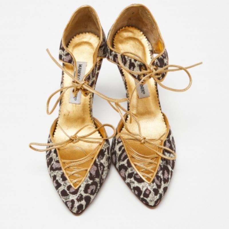 Manolo Blahnik - Escarpins à bout pointu en cuir et tissu de brocart doré - Taille 40 Bon état - En vente à Dubai, Al Qouz 2