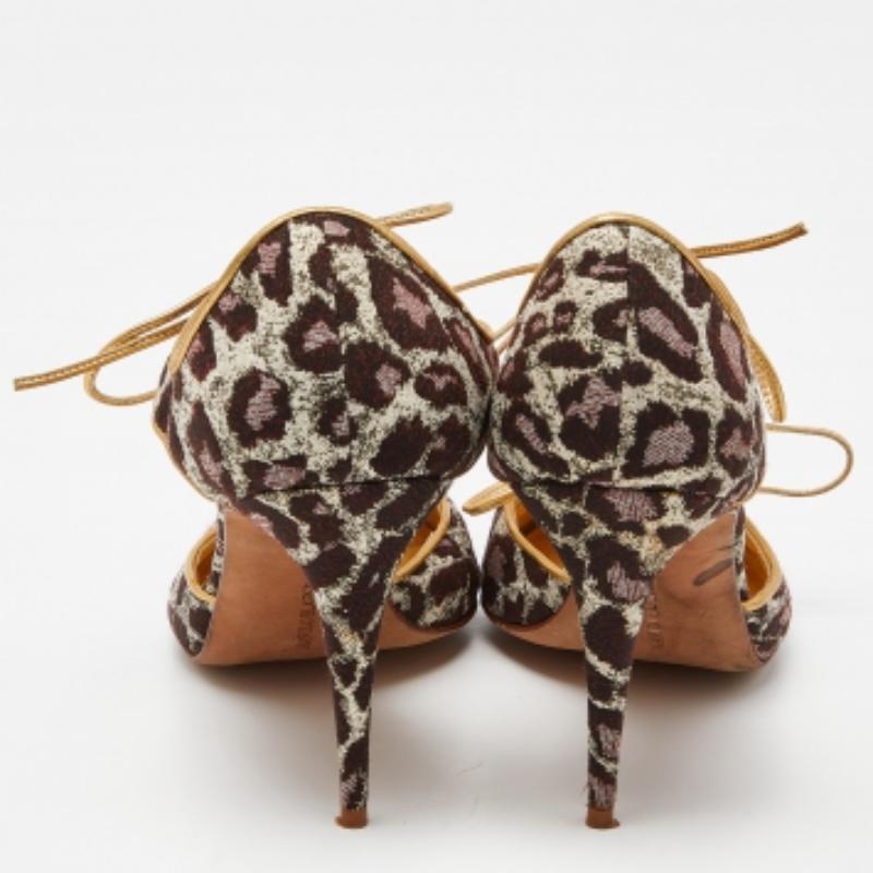 Manolo Blahnik - Escarpins à bout pointu en cuir et tissu de brocart doré - Taille 40 Pour femmes en vente