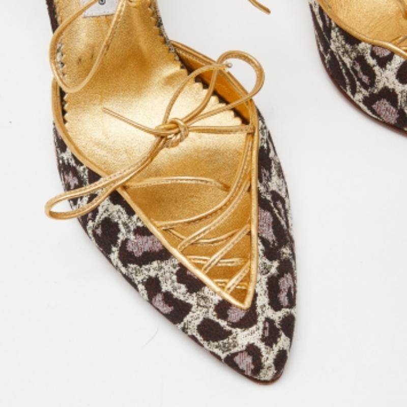 Manolo Blahnik - Escarpins à bout pointu en cuir et tissu de brocart doré - Taille 40 en vente 1