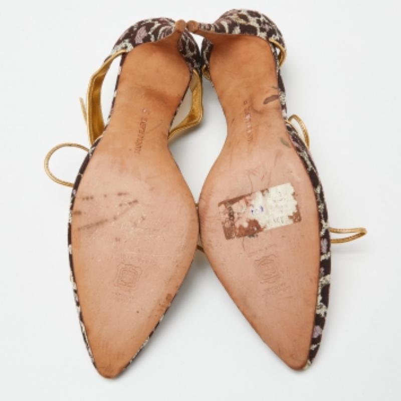 Manolo Blahnik - Escarpins à bout pointu en cuir et tissu de brocart doré - Taille 40 en vente 3