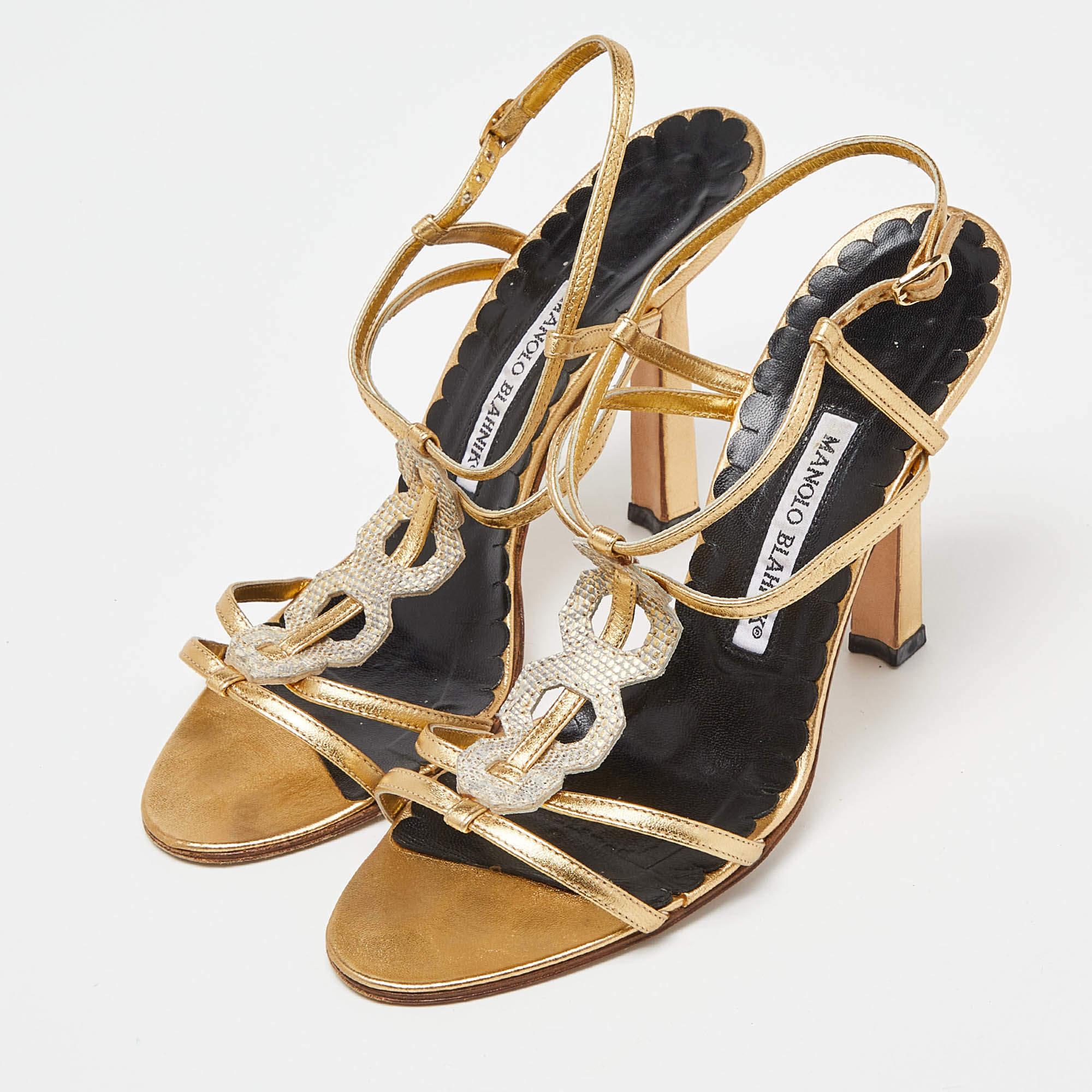 Questi sandali incorniceranno i tuoi piedi in modo elegante. Realizzate con materiali di qualità, presentano un design di classe e solette confortevoli.
