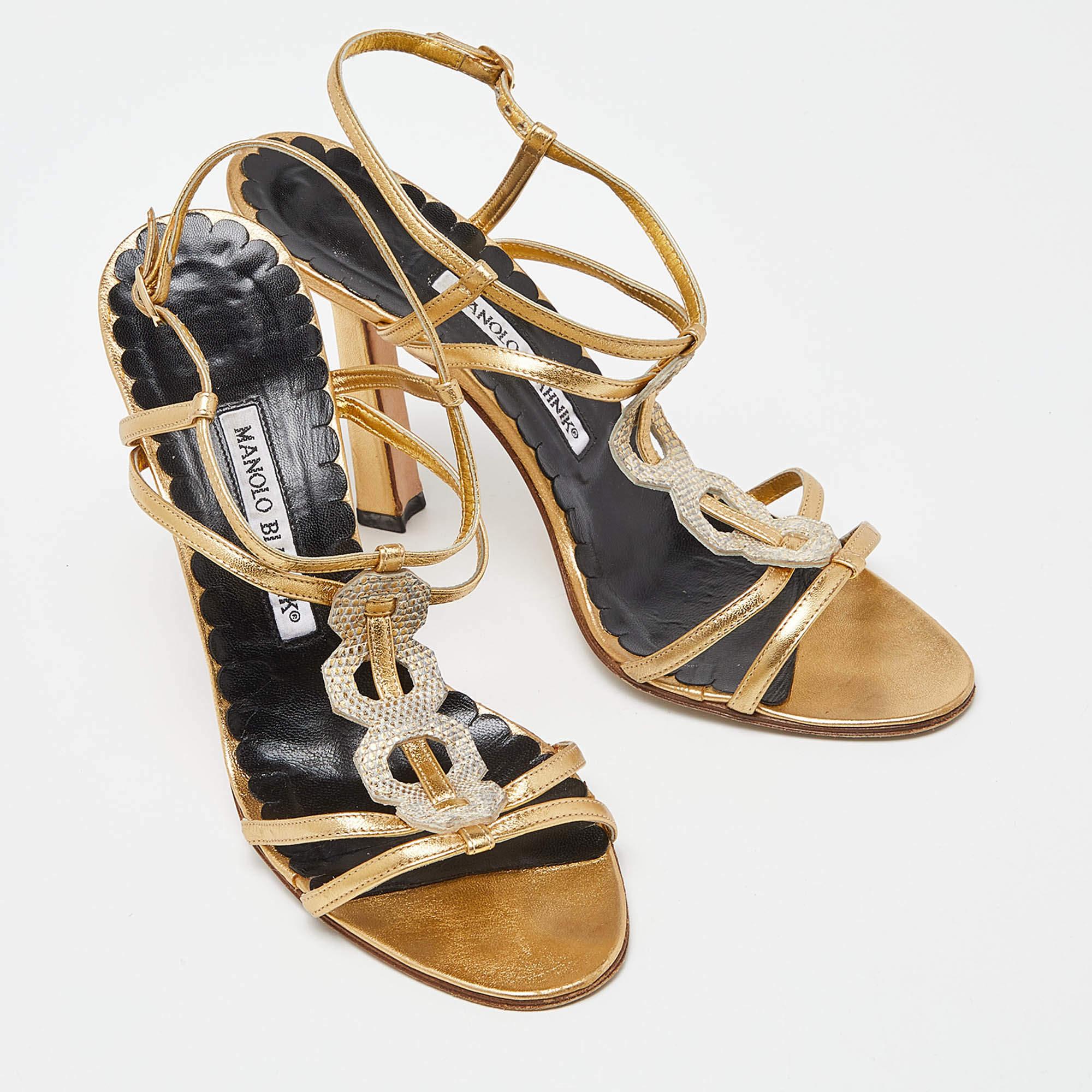 Manolo Blahnik Sandali con cinturino alla caviglia in pelle goffrata oro misura 39,5 In condizioni buone in vendita a Dubai, Al Qouz 2
