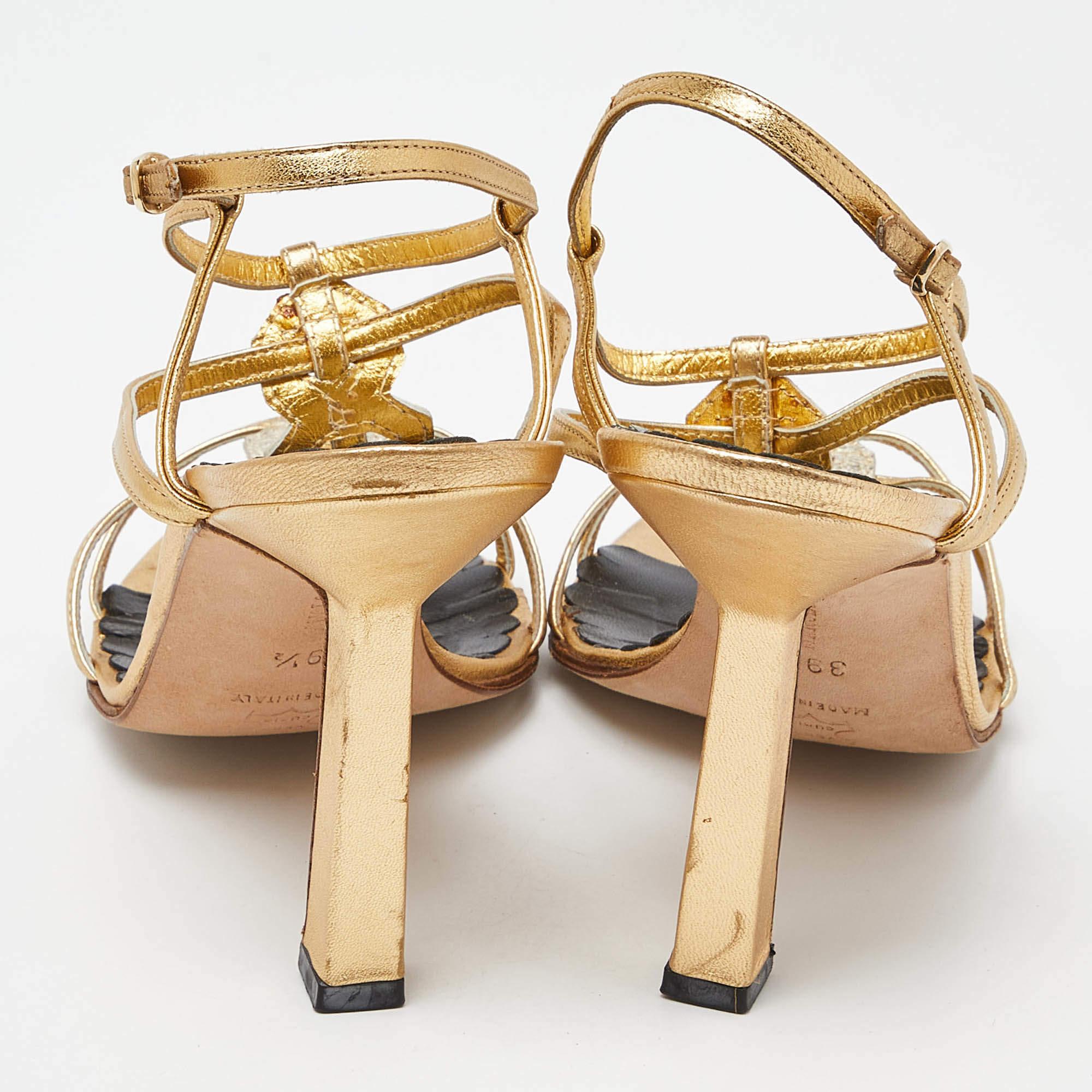 Donna Manolo Blahnik Sandali con cinturino alla caviglia in pelle goffrata oro misura 39,5 in vendita