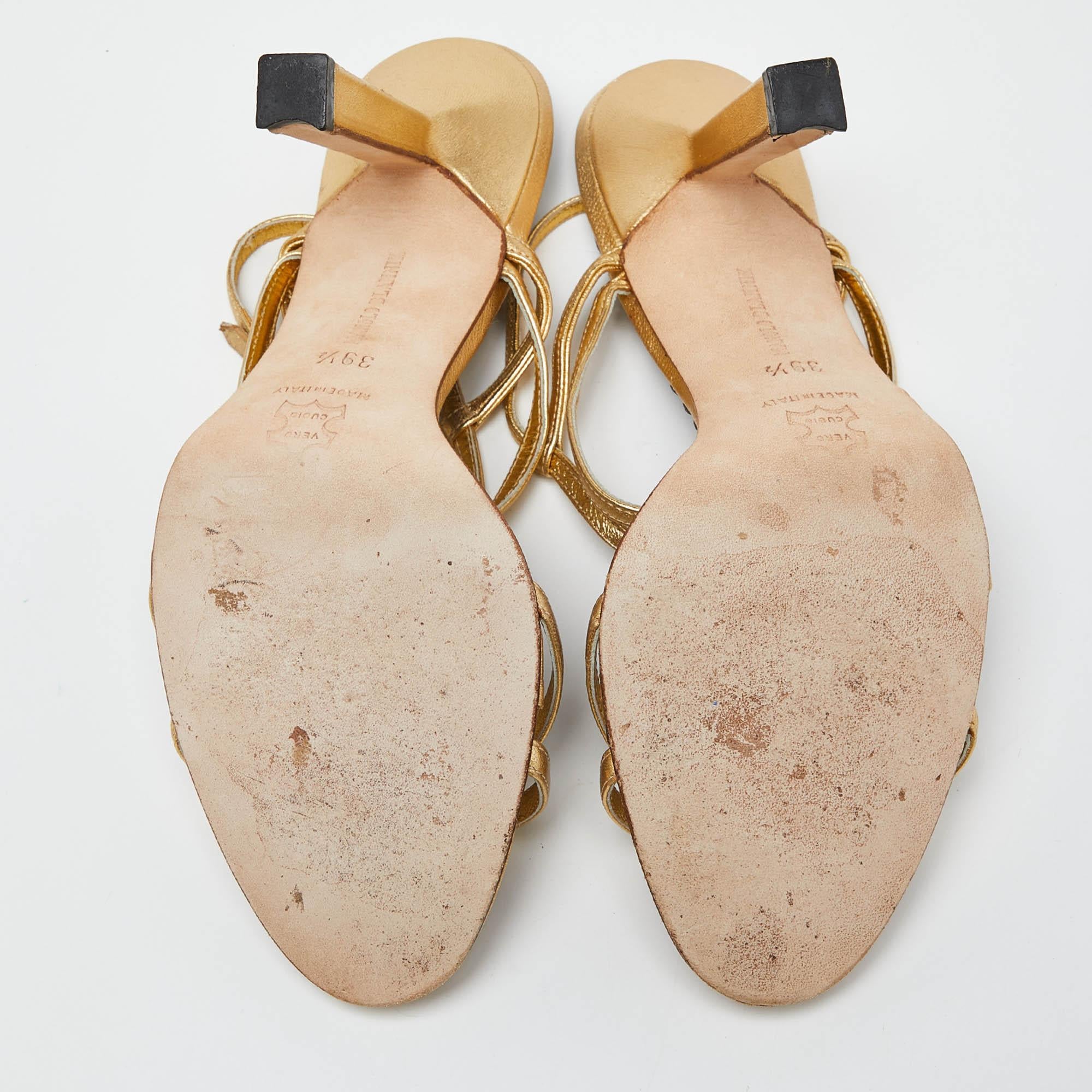 Manolo Blahnik Sandali con cinturino alla caviglia in pelle goffrata oro misura 39,5 in vendita 1
