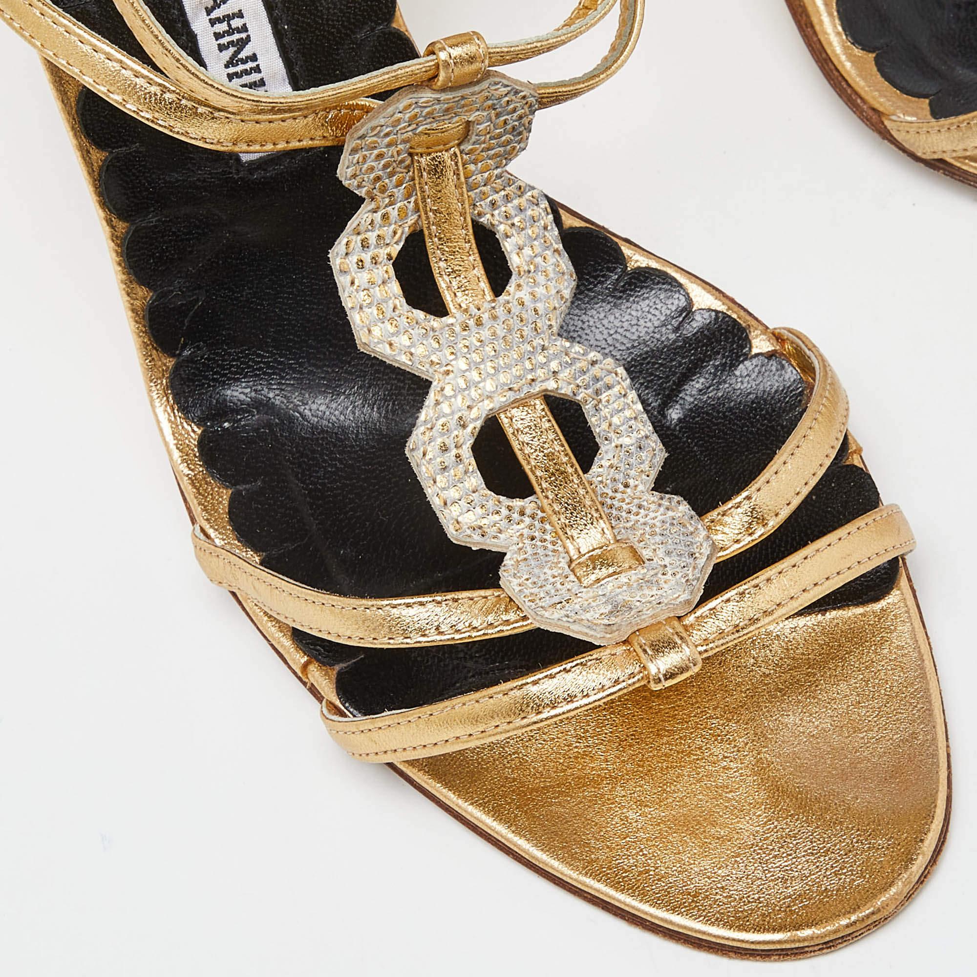 Manolo Blahnik Sandali con cinturino alla caviglia in pelle goffrata oro misura 39,5 in vendita 2