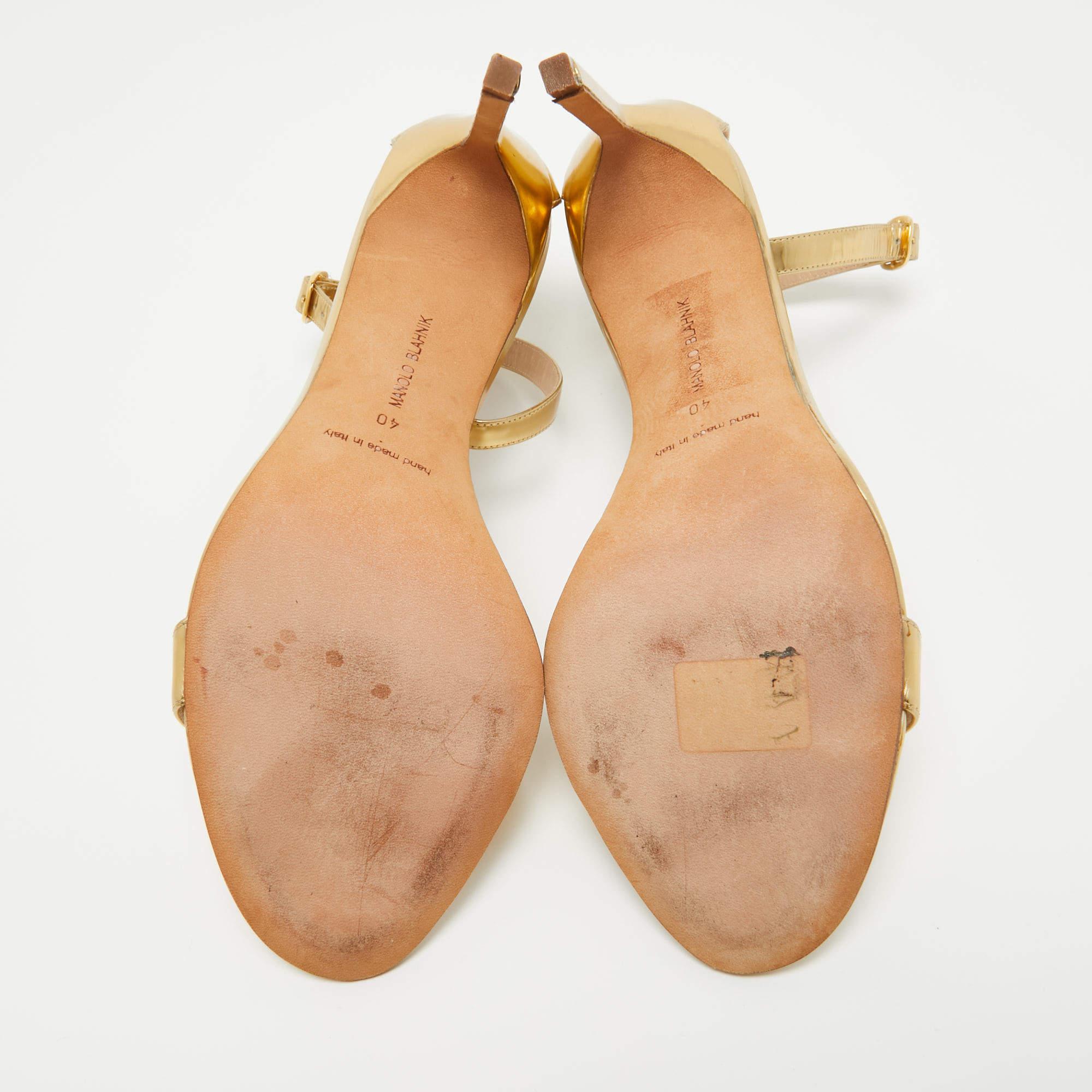 Sandales à lanières Manolo Blahnik en cuir doré taille 40 en vente 2