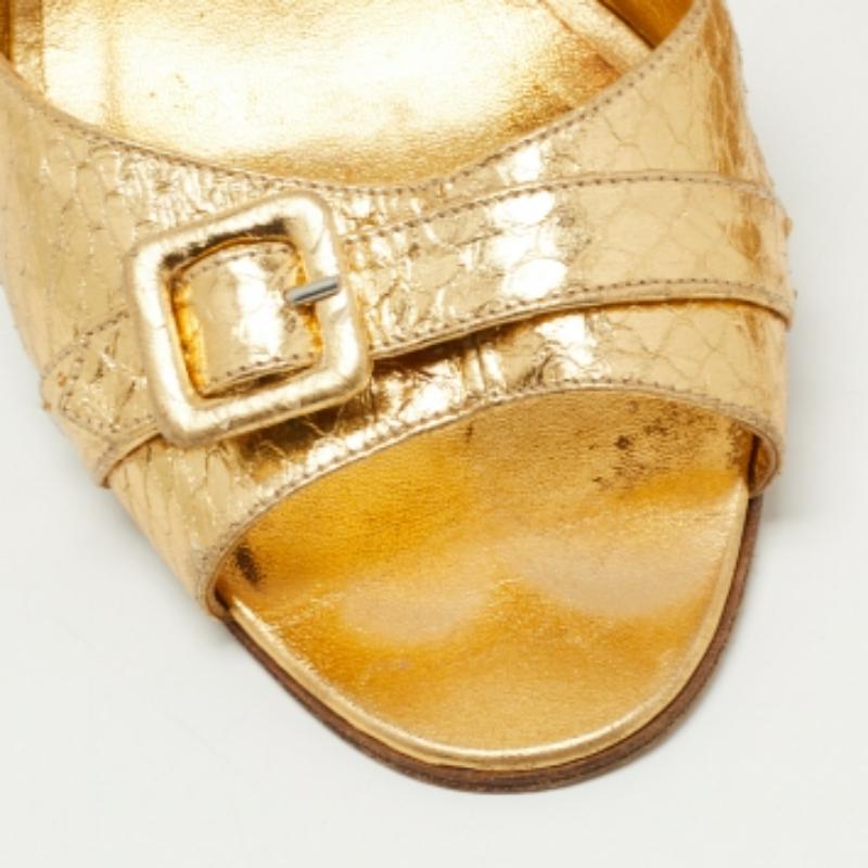 Manolo Blahnik Or Python Embossed Buckle Open Toe Pumps Size 39 État moyen - En vente à Dubai, Al Qouz 2