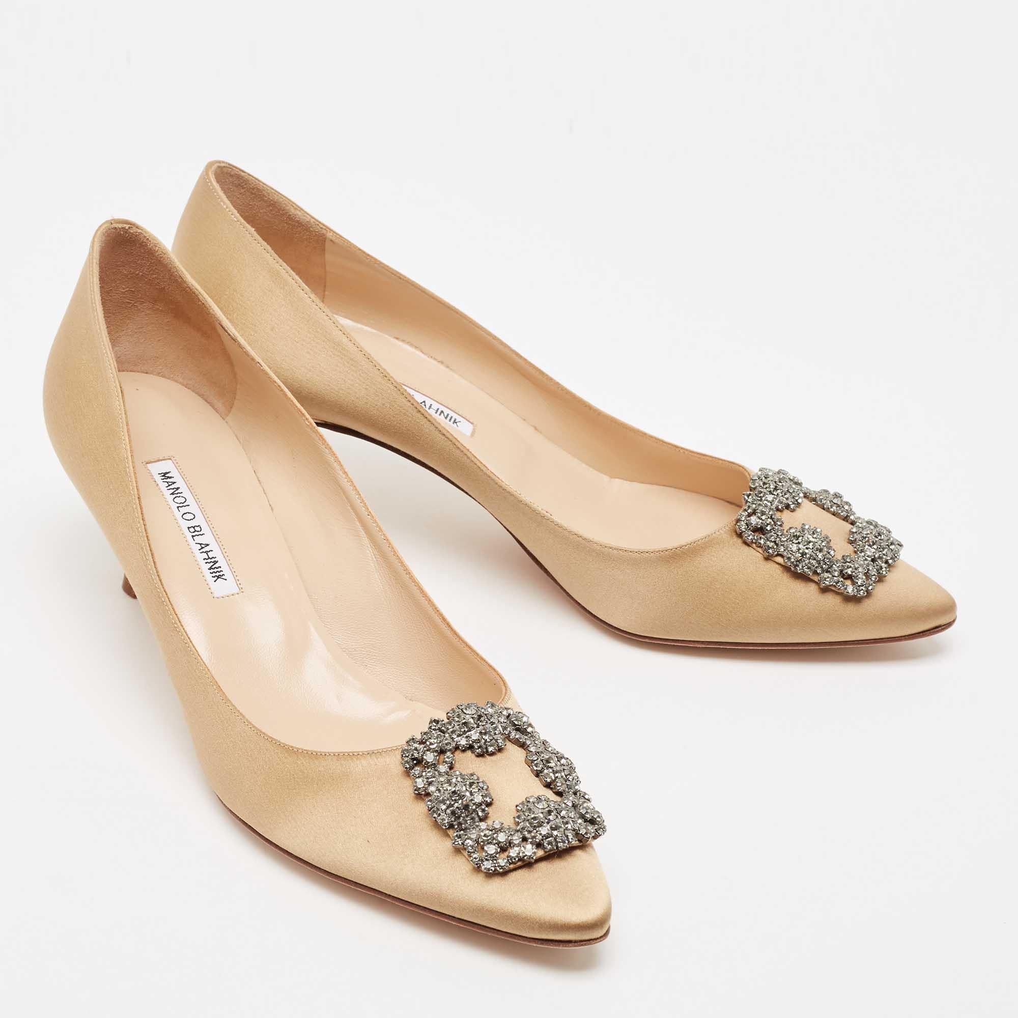 Manolo Blahnik Gold Satin Hangisi Pumps Size 42 In Excellent Condition In Dubai, Al Qouz 2