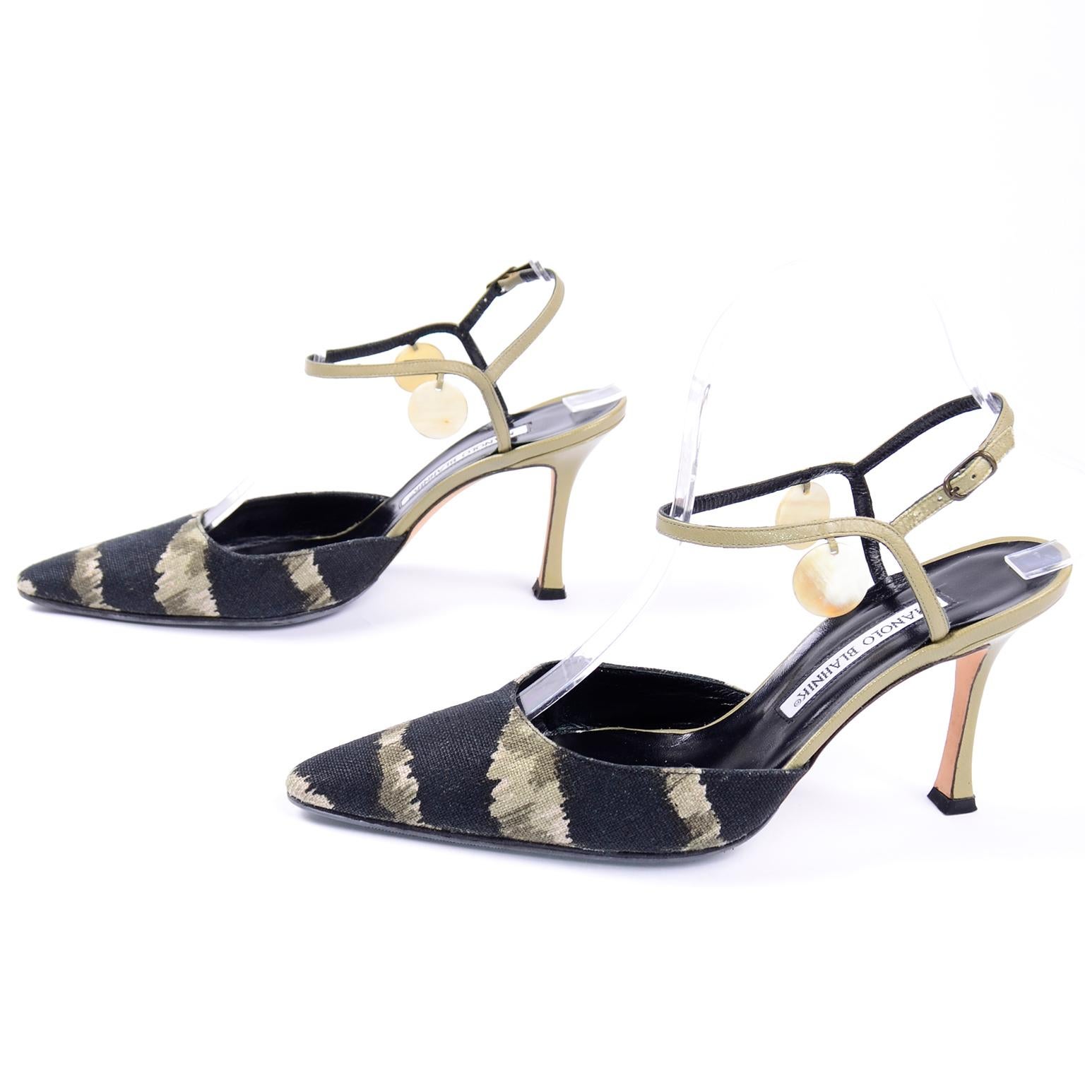 Manolo Blahnik Grüne und schwarze Pelotera-Schuhe mit Sling Back mit Originalverpackung und Tasche im Zustand „Hervorragend“ in Portland, OR