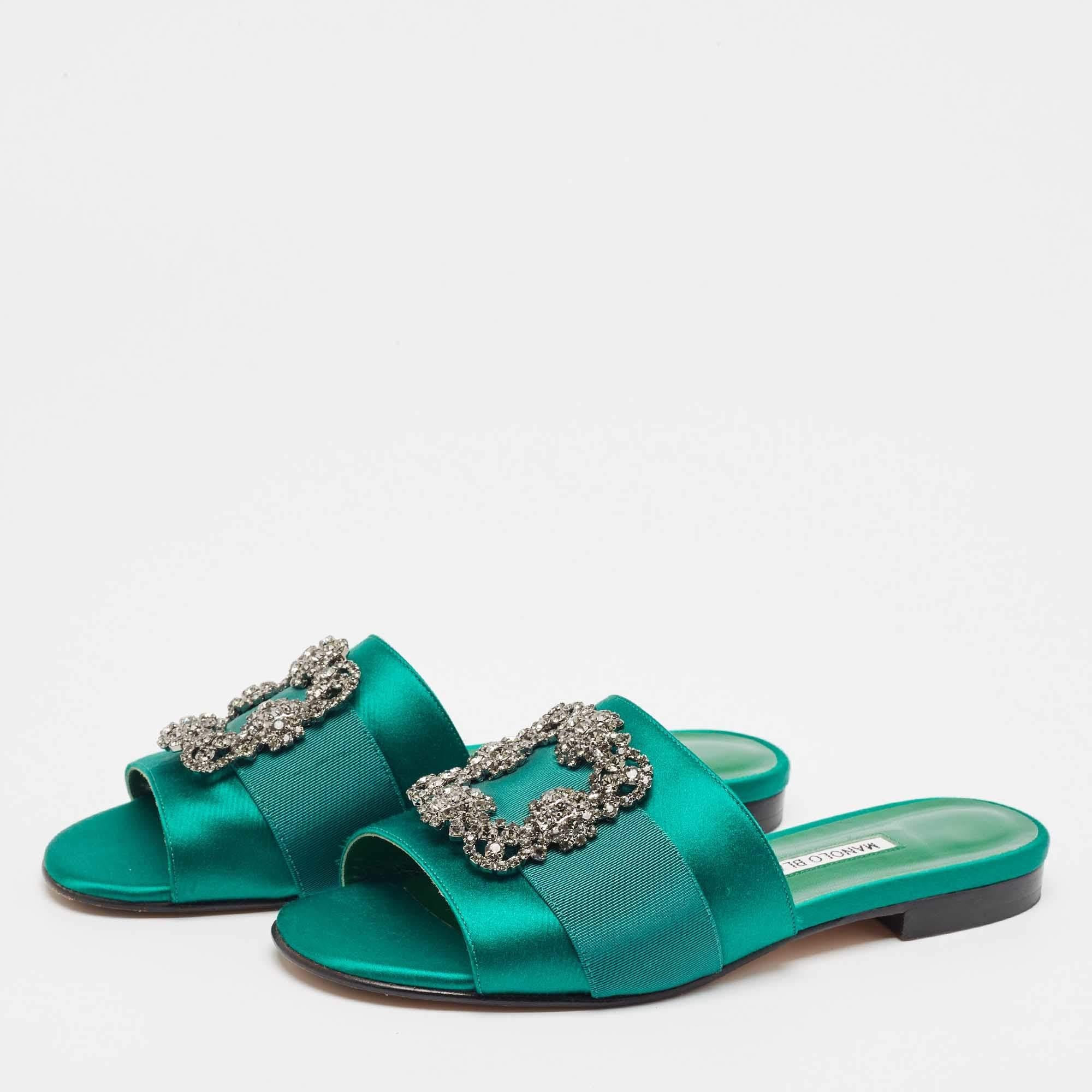 A perfect blend of luxury  style  and comfort  these designer flats are made using quality materials and frame your feet in the most refined way. They can be paired with a host of outfits from your wardrobe.