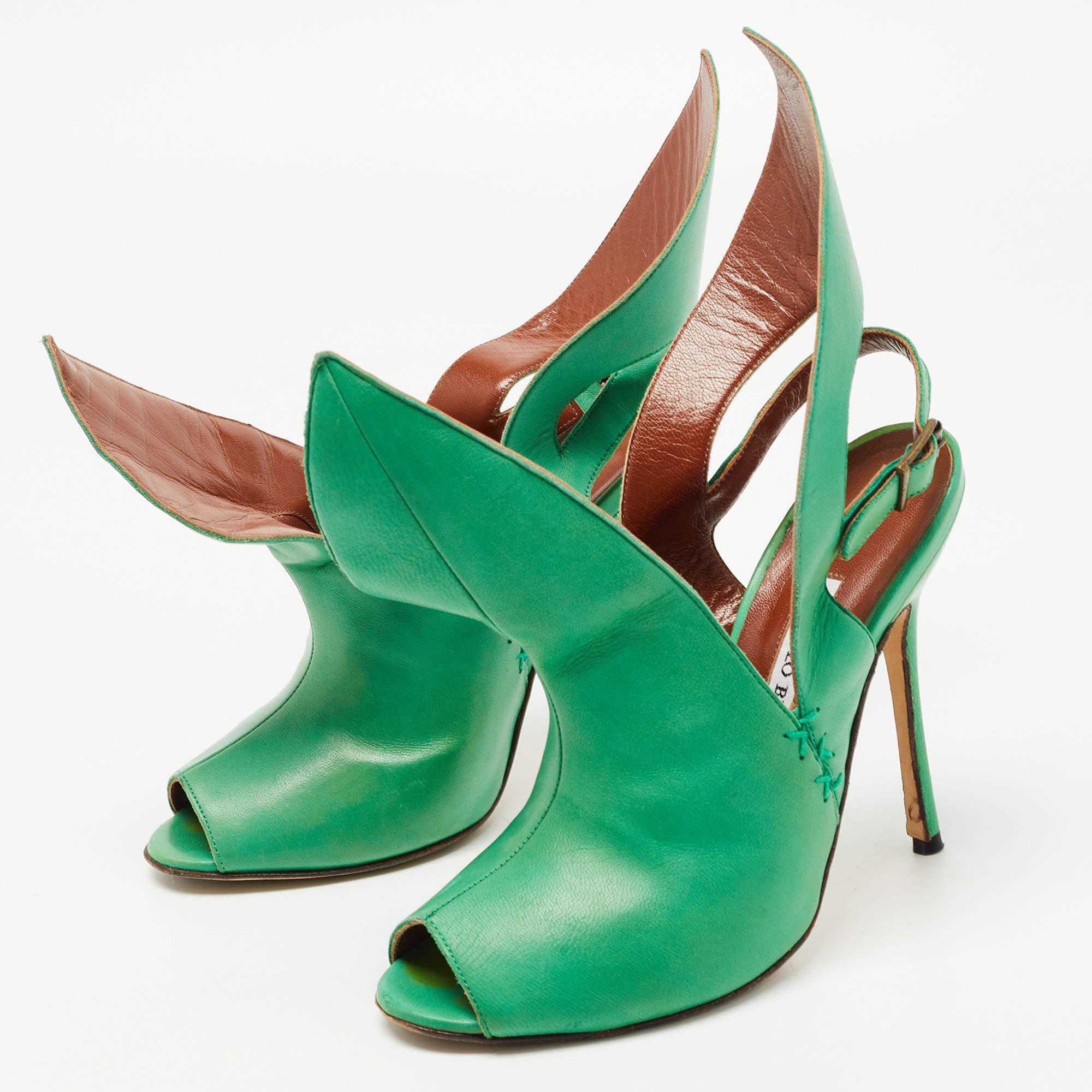 Questi sandali incorniceranno i tuoi piedi in modo elegante. Realizzato con materiali di qualità  hanno un design elegante e solette confortevoli.