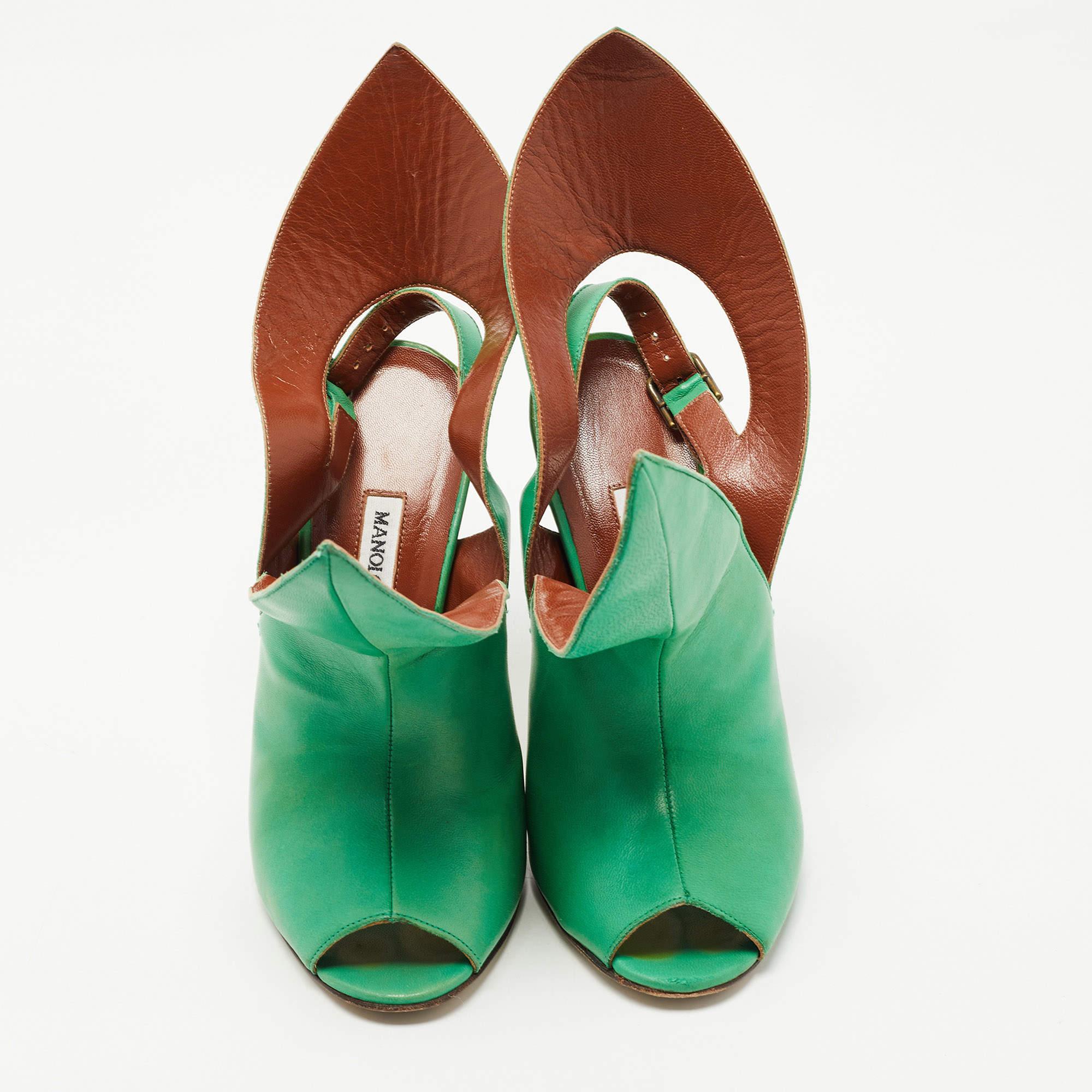 Verde Manolo Blahnik Sandali con cinturino alla caviglia in pelle verde misura 36,5 in vendita