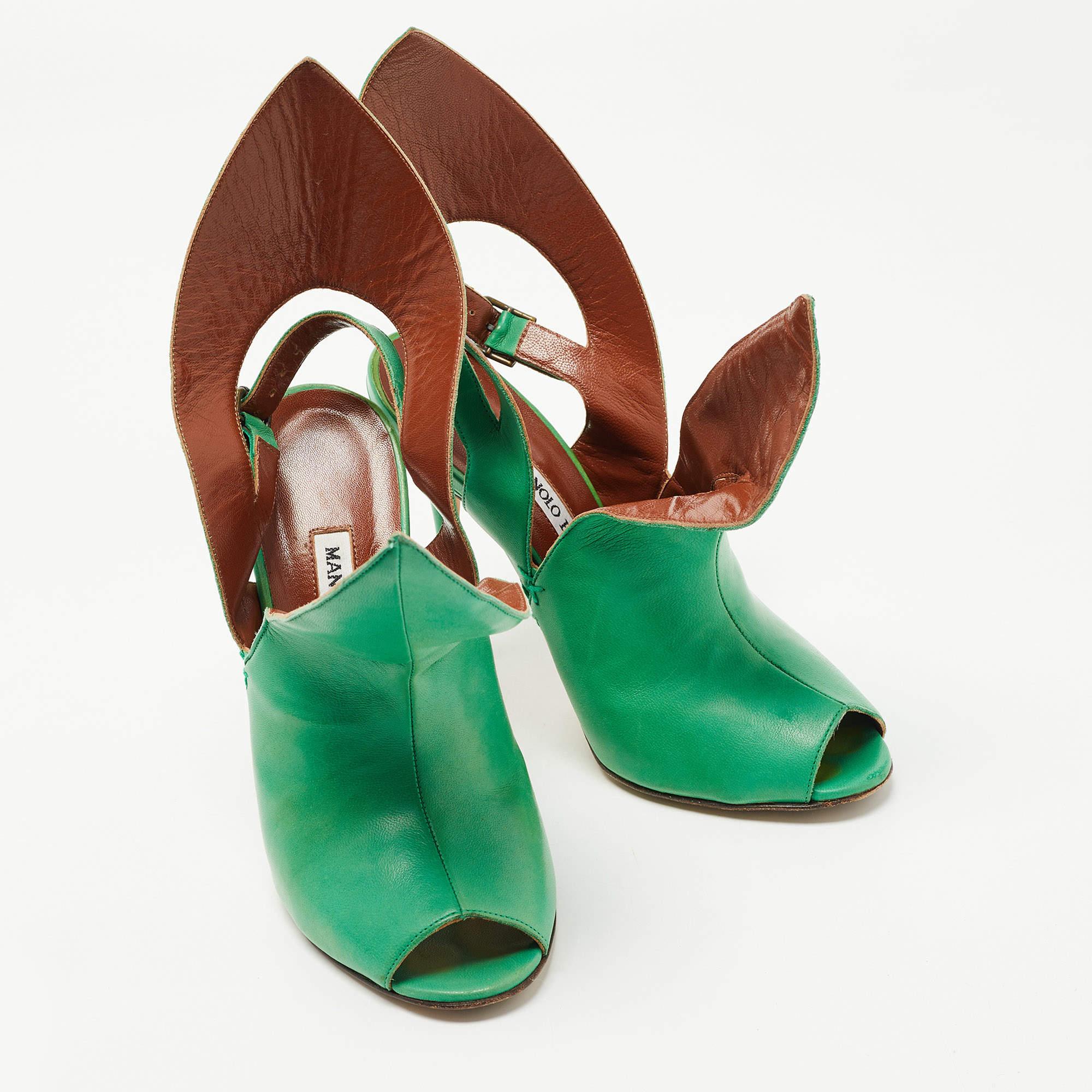 Manolo Blahnik Sandali con cinturino alla caviglia in pelle verde misura 36,5 In condizioni buone in vendita a Dubai, Al Qouz 2