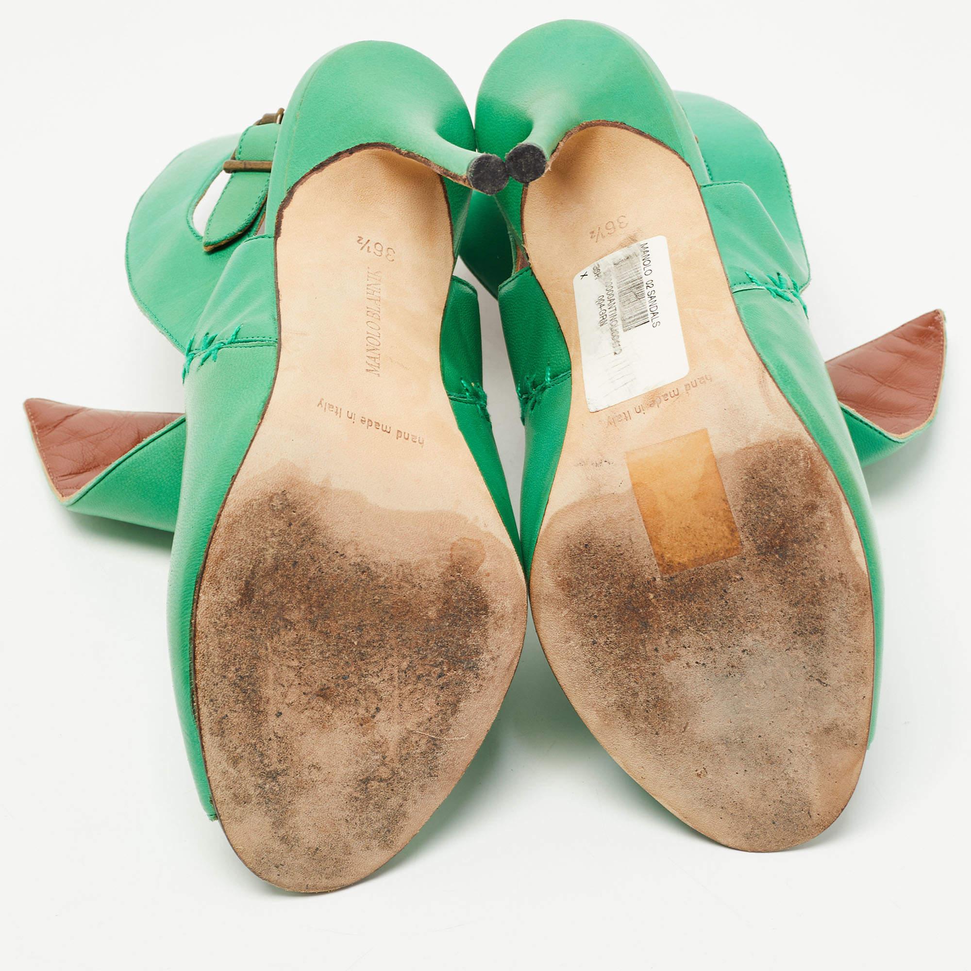 Manolo Blahnik Sandali con cinturino alla caviglia in pelle verde misura 36,5 in vendita 1