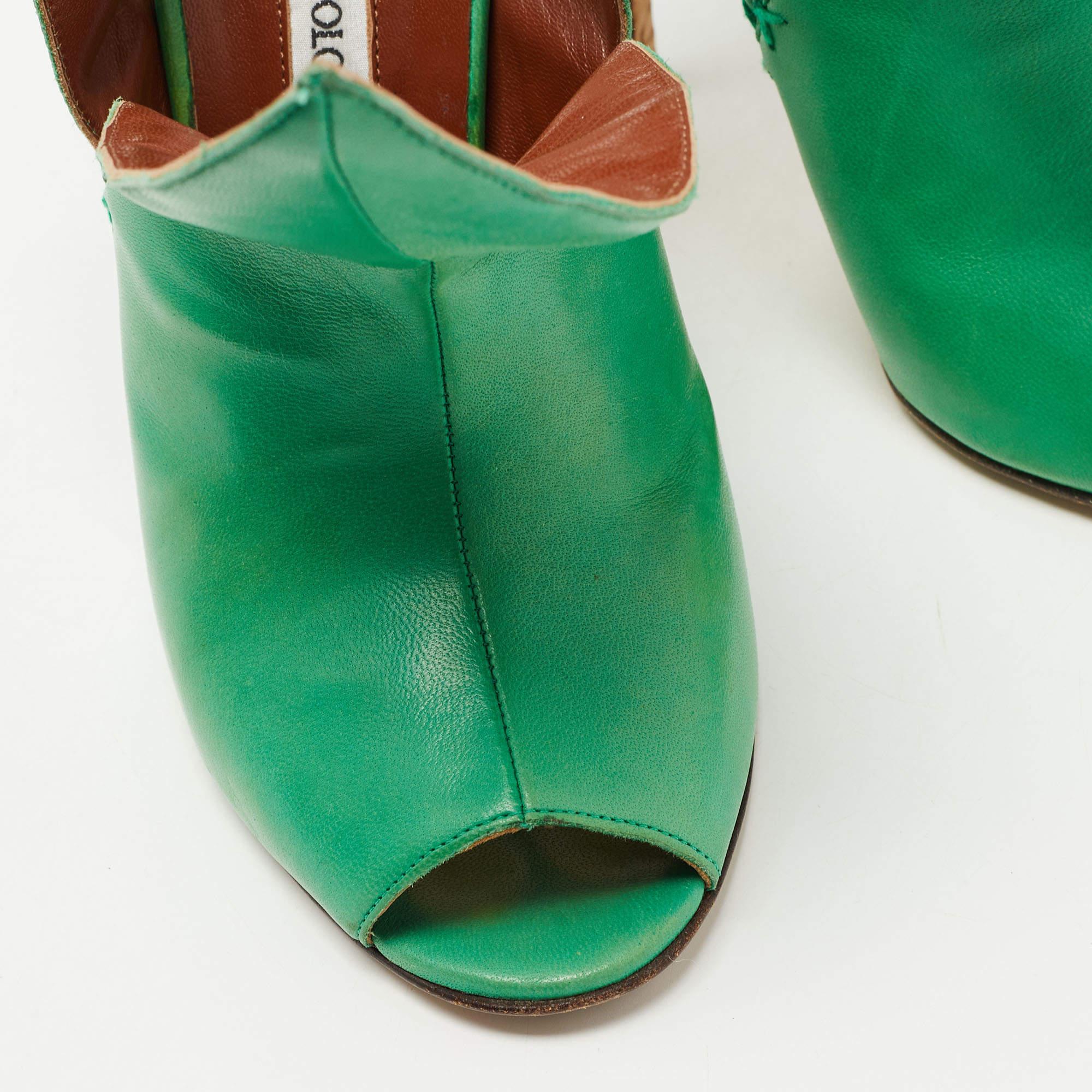 Manolo Blahnik Sandali con cinturino alla caviglia in pelle verde misura 36,5 in vendita 2