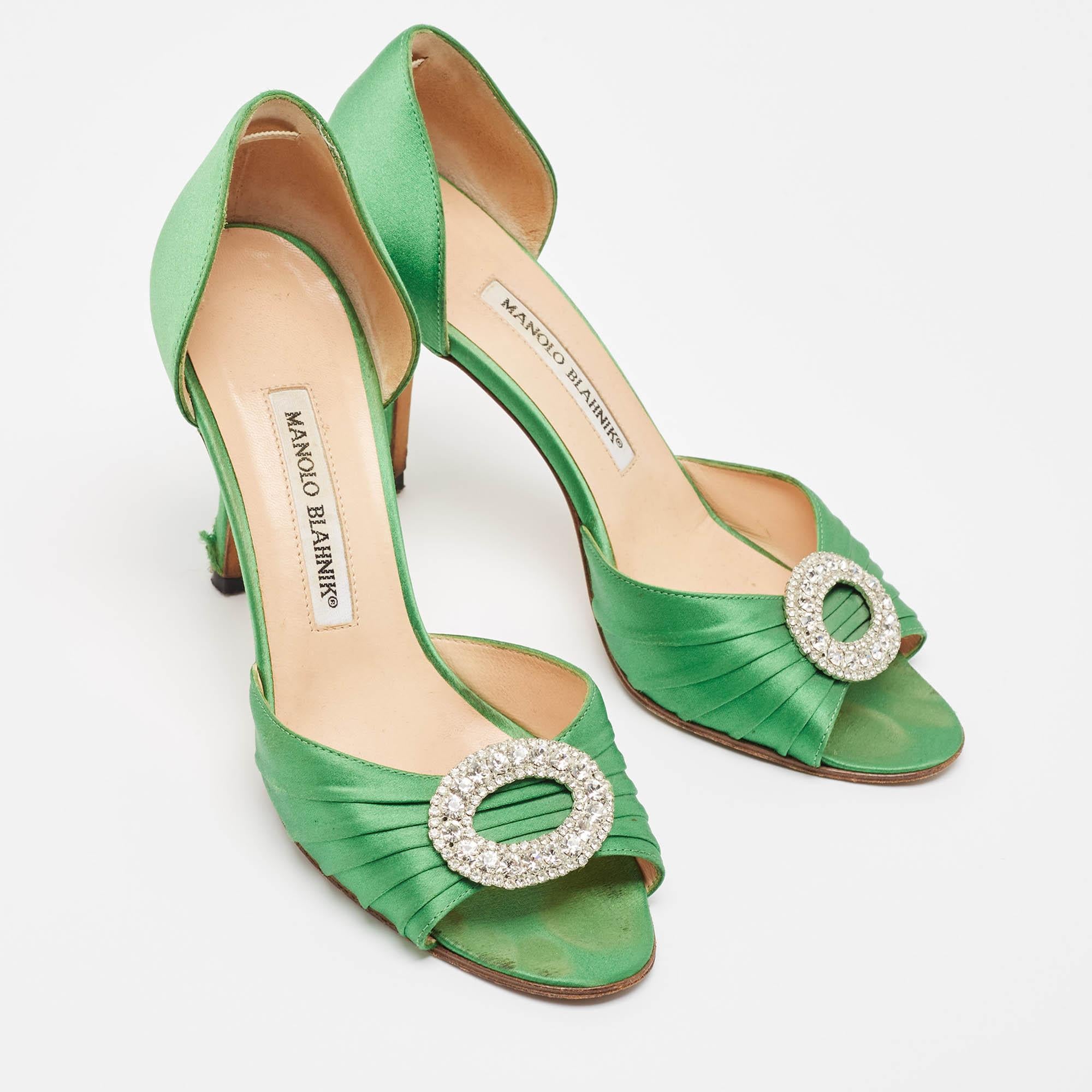 Manolo Blahnik Pumps Sedaraby in raso plissettato verde misura 37 In condizioni discrete in vendita a Dubai, Al Qouz 2