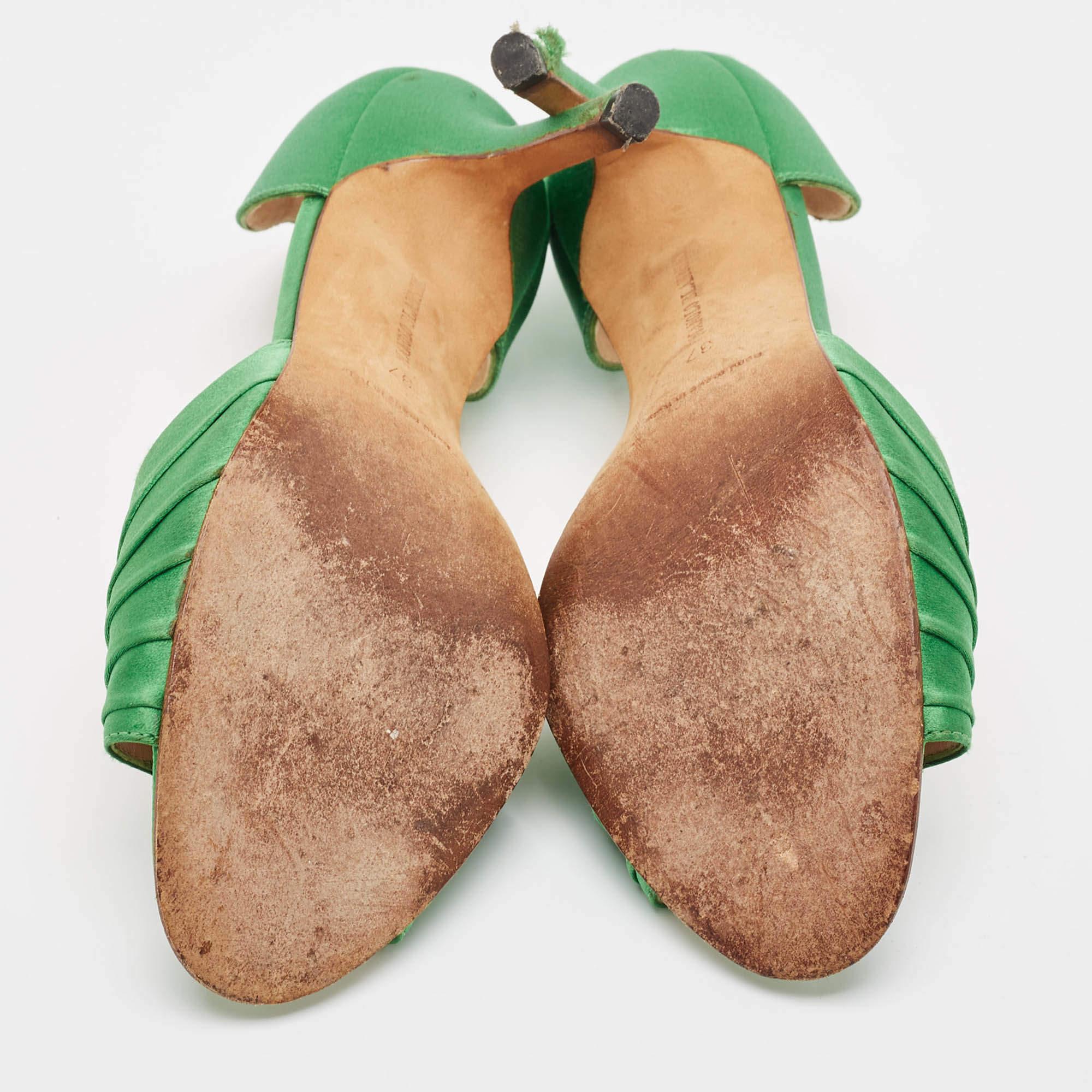 Manolo Blahnik Pumps Sedaraby in raso plissettato verde misura 37 in vendita 1