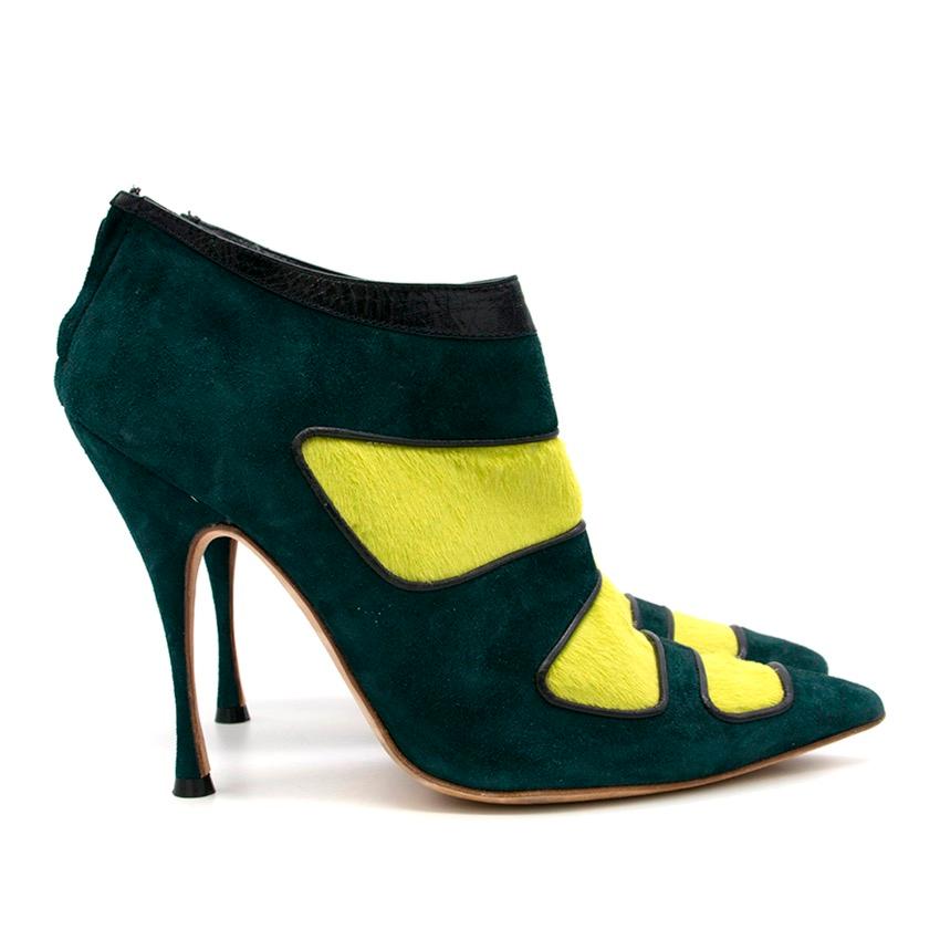 Manolo Blahnik green suede heels with contrasting pony hair panels, pointed toe, black leather trim and black zip fastening  on back. 

Suede/ Pony Hair/ Leather

Please note, these items are pre-owned and may show signs of being stored even when