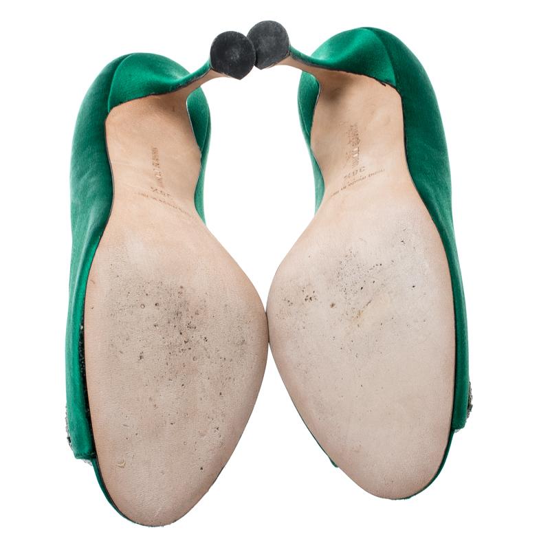 Manolo Blahnik Green Satin Crystal Embellished Peep Toe Pumps Size 38.5 In Good Condition In Dubai, Al Qouz 2