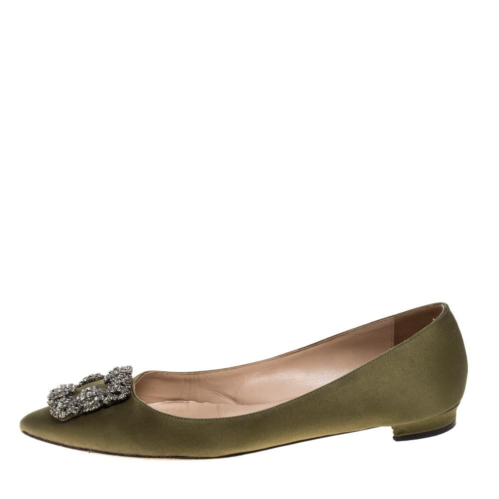 Gehen Sie mit Anmut und Selbstvertrauen in diesen flachen Ballettschuhen von Manolo Blahnik. In Grüntönen gehalten, mit schillernden Kristallverzierungen an den spitzen Zehen und einer bequemen Innensohle aus Leder, werten diese Satin-Flats Ihre