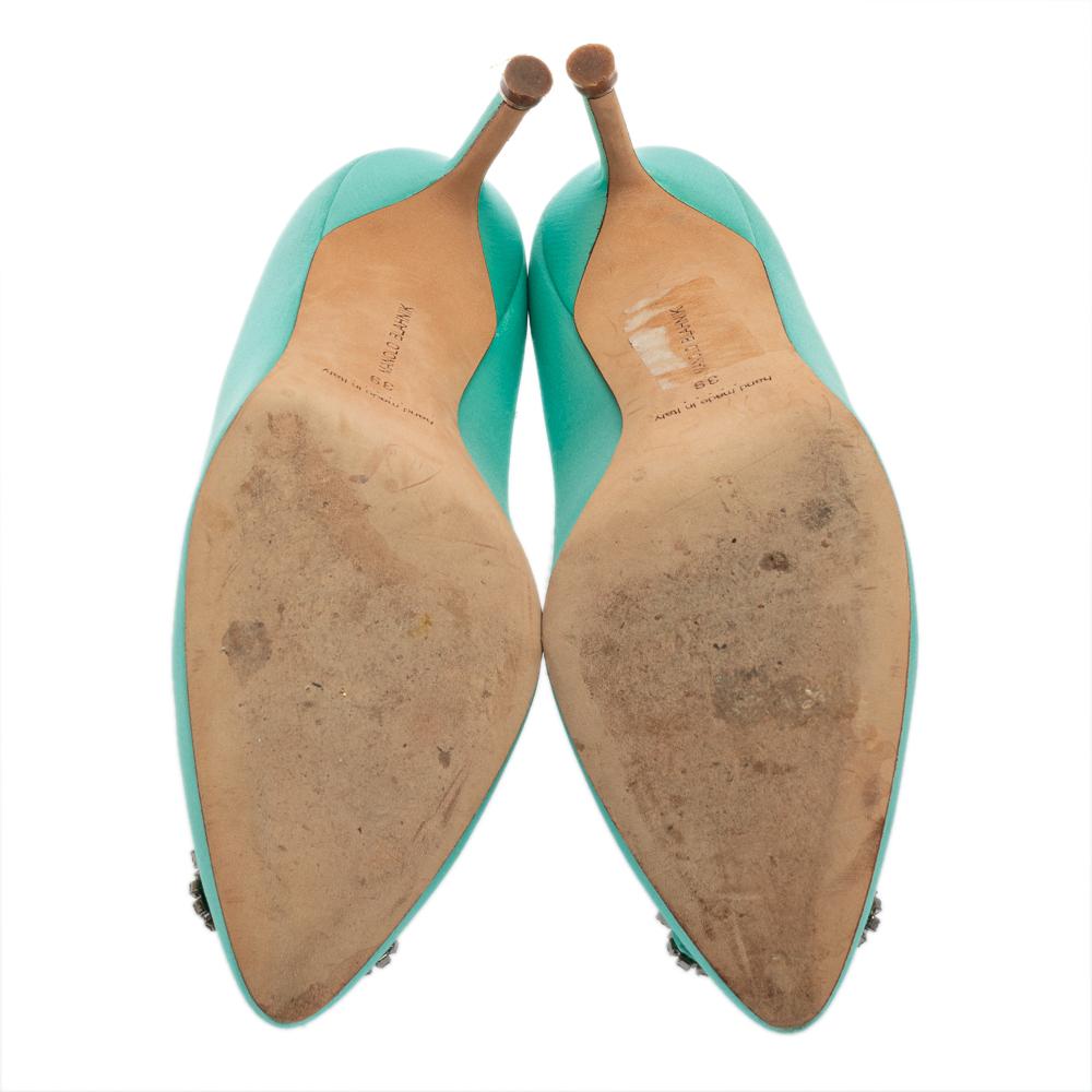 Manolo Blahnik Green Satin Hangisi Embellished Pointed Toe Pumps Size 39 In Good Condition In Dubai, Al Qouz 2