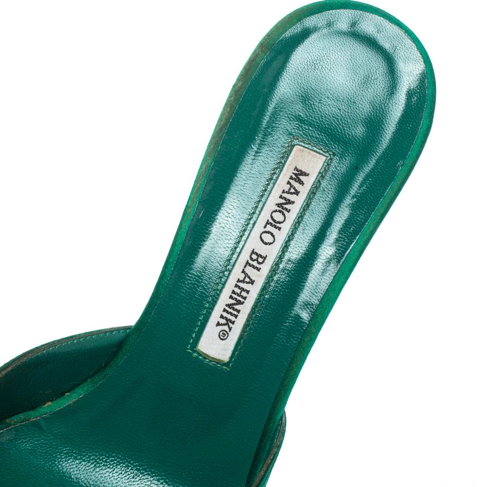 Manolo Blahnik Green Satin Hangisi Mules Sandal Size 39 In Fair Condition In Dubai, Al Qouz 2