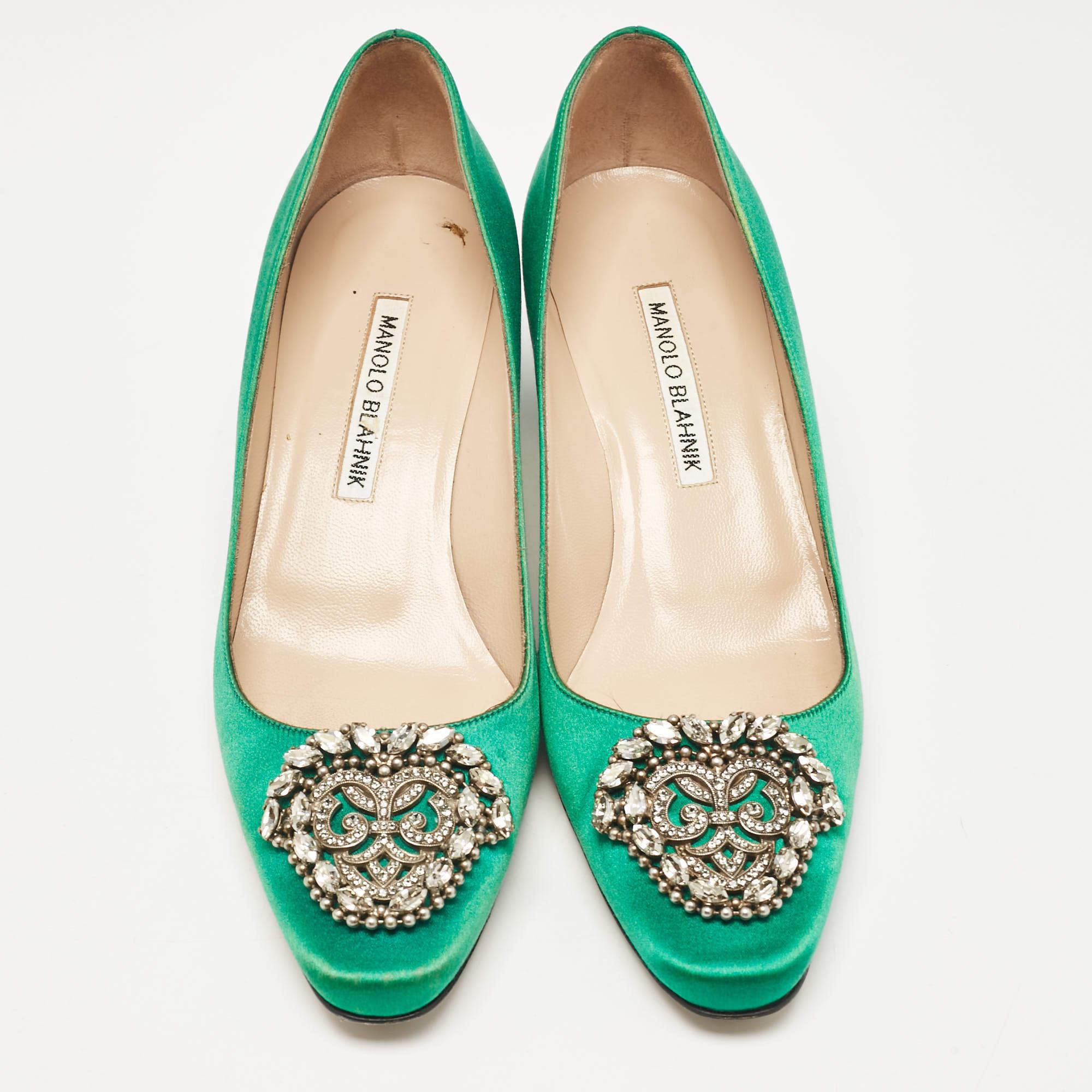 Manolo Blahnik Green Satin Okkaava Crystal Embellished Pumps Size 37.5 In Good Condition For Sale In Dubai, Al Qouz 2