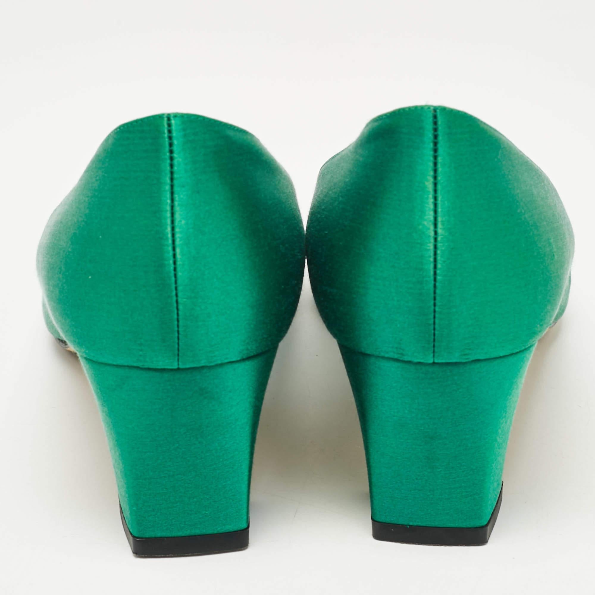 Manolo Blahnik Green Satin Okkaava Crystal Embellished Pumps Size 37.5 For Sale 3