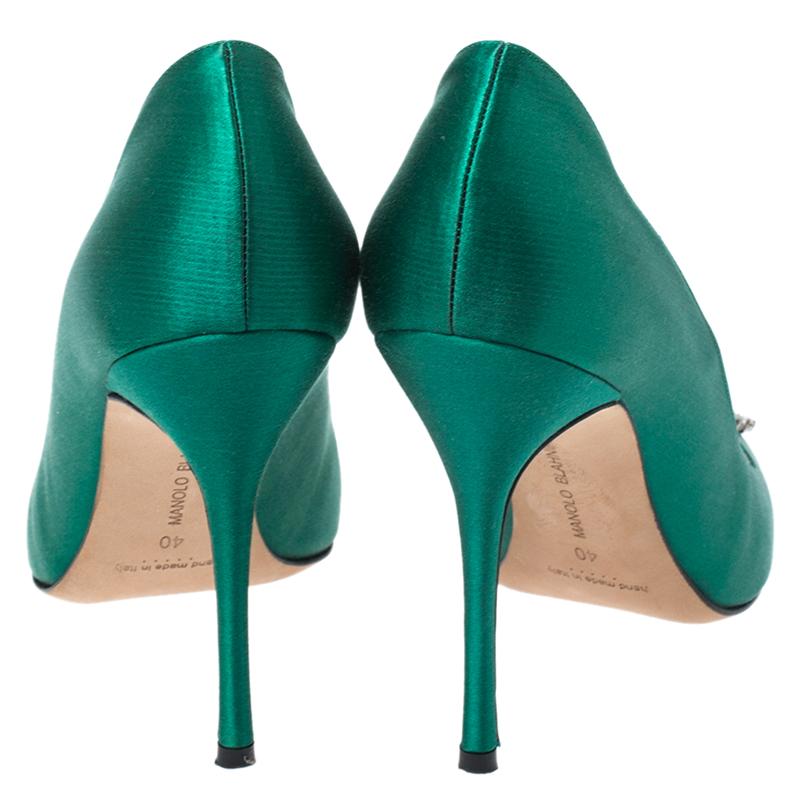 Women's Manolo Blahnik Green Satin Okkaava Emerald Pumps Size 40