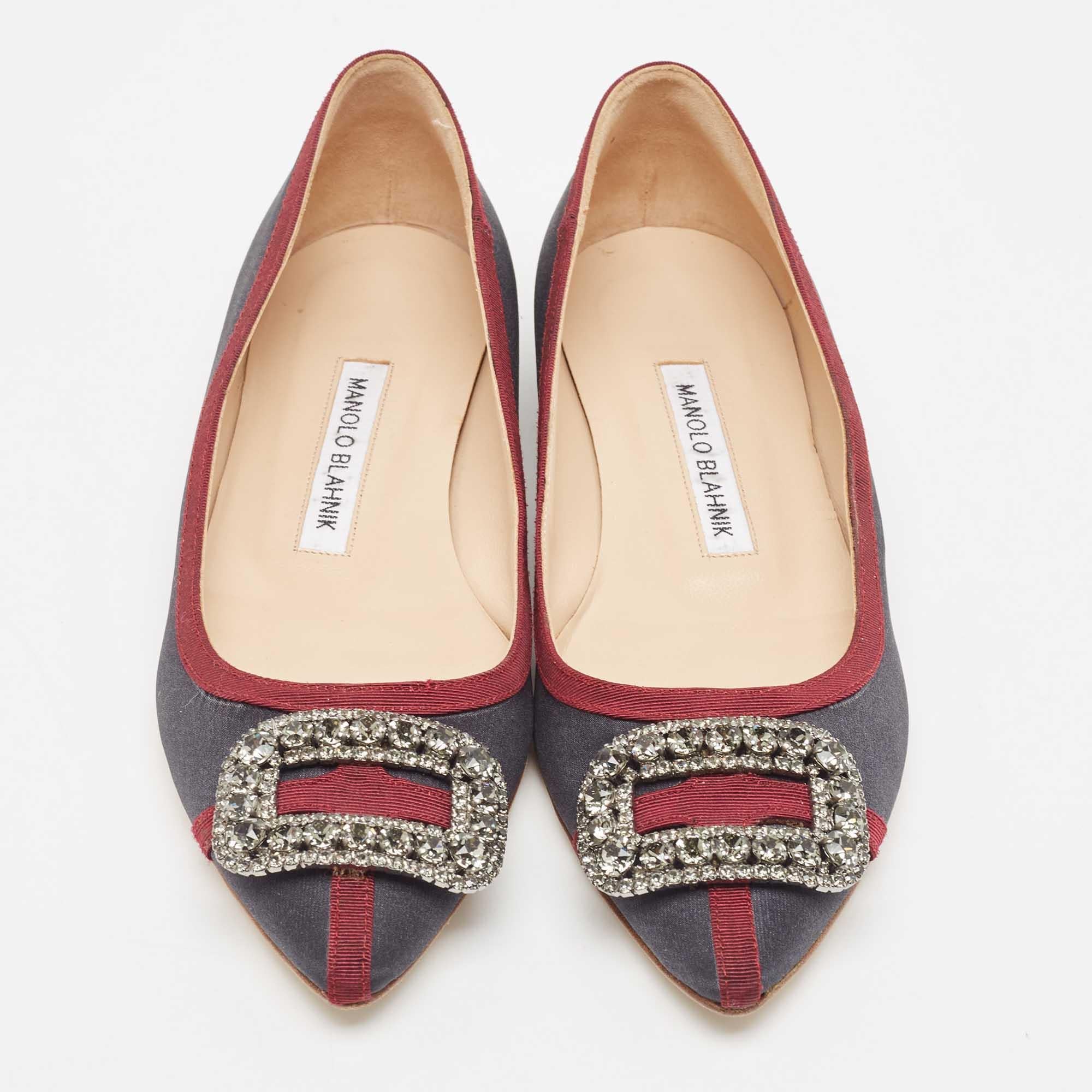 Complete your look by adding these Manolo Blahnik ballet flats to your lovely wardrobe. They are crafted skilfully to grant the perfect fit and style.

