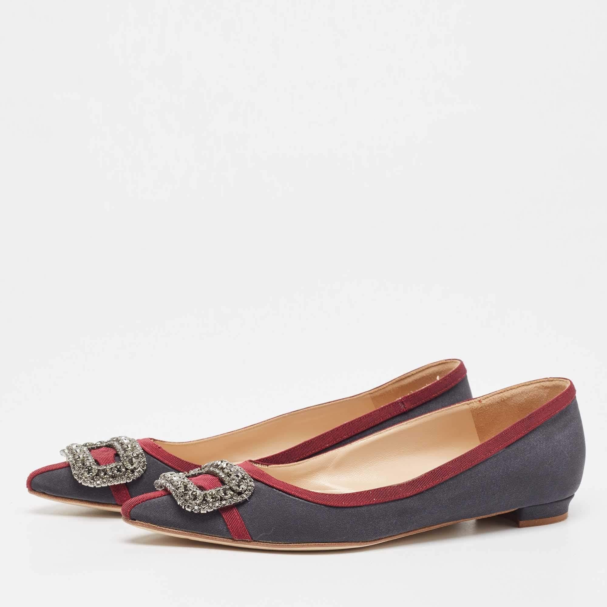Complete your look by adding these Manolo Blahnik ballet flats to your lovely wardrobe. They are crafted skilfully to grant the perfect fit and style.


