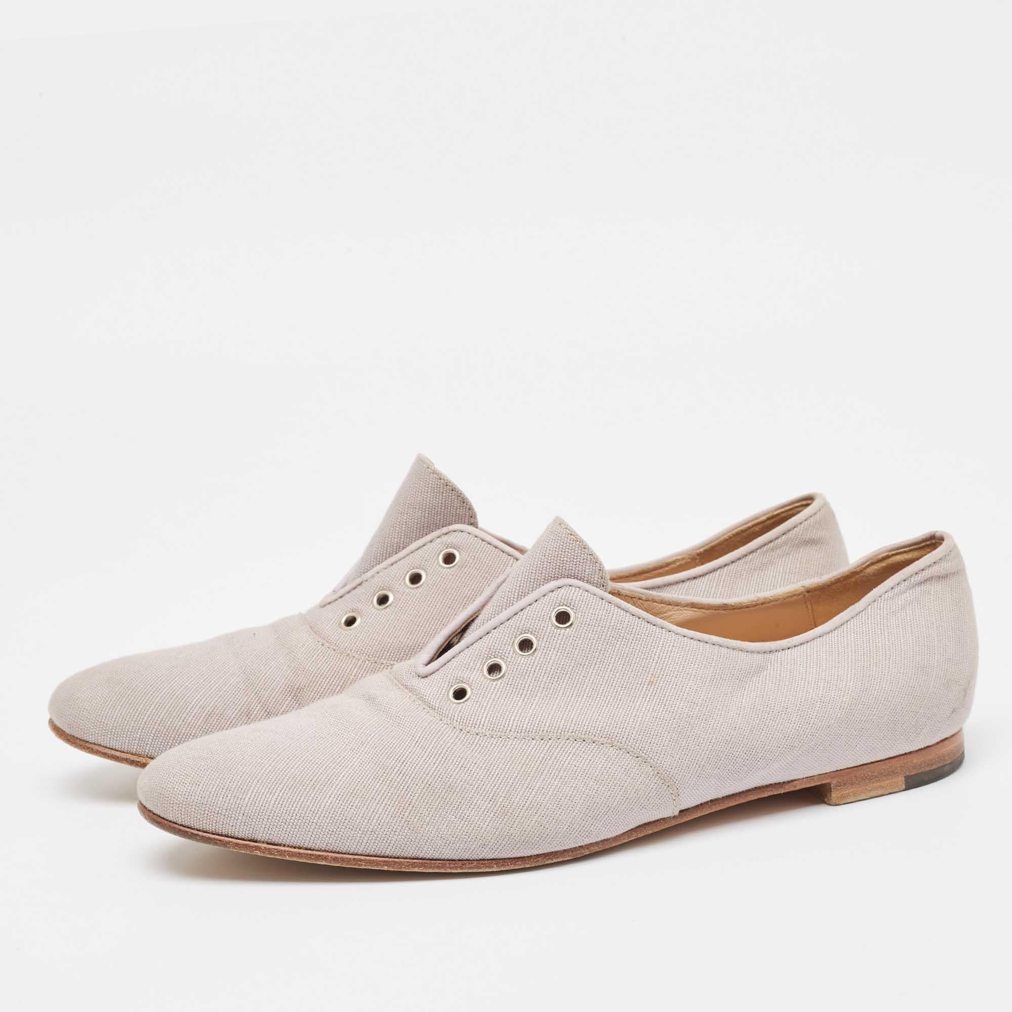Let this comfortable pair be your first choice when you're out for a long day. These designer shoes have well-sewn uppers beautifully set on durable soles.