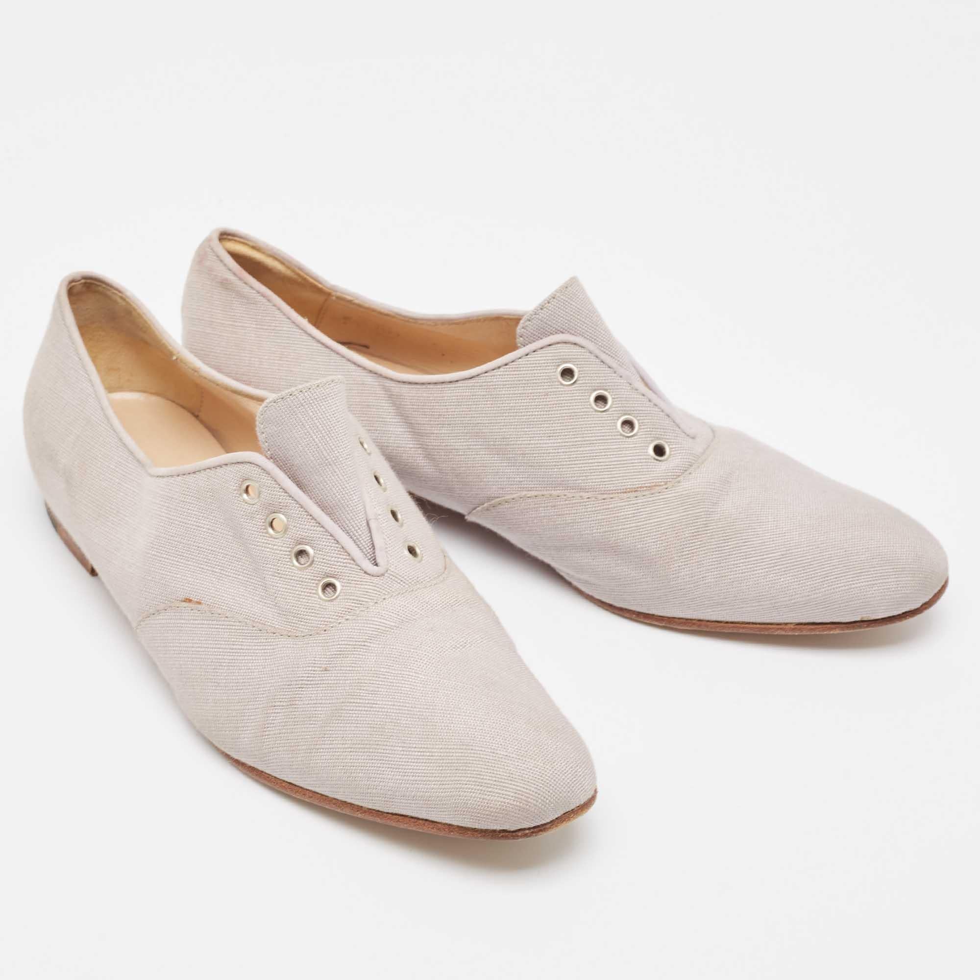 Manolo Blahnik Grey Canvas Oxfords Size 39.5 In Fair Condition For Sale In Dubai, Al Qouz 2