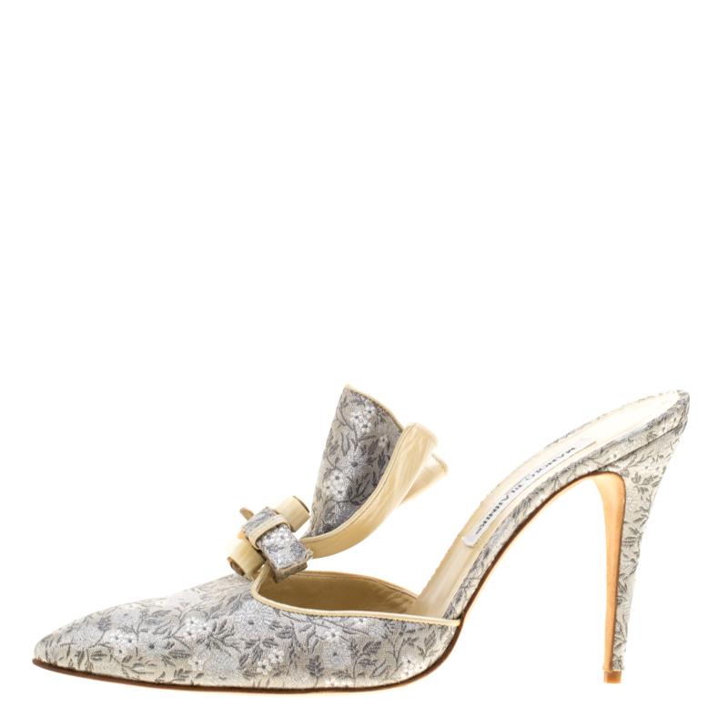 Designed purposely for fashion queens like you, these Manolo Blahnik mules are soul-crushingly gorgeous! They come elevated on 11 cm heels and designed in such a way that the floral brocade fabric on the pointed toes raises to the vamps in fan