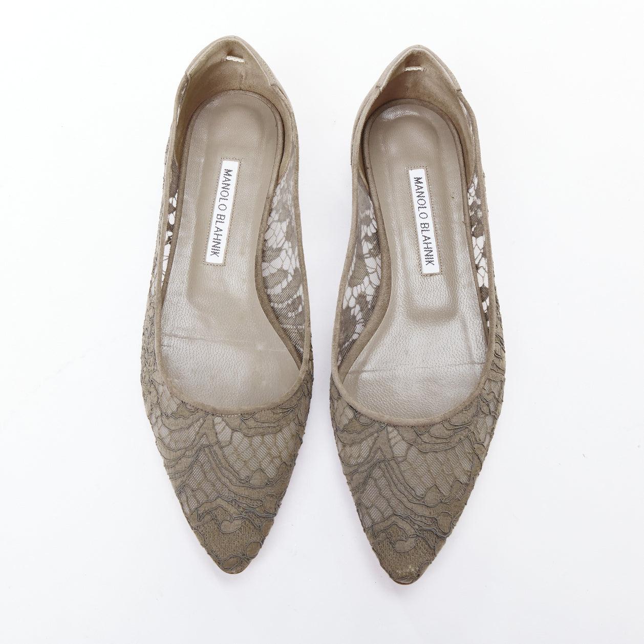 MANOLO BLAHNIK grey lace suede pointy toes flat shoes EU37.5
Reference: ECLO/A00123
Brand: Manolo Blahnik
Material: Suede, Lace
Color: Grey
Pattern: Lace
Closure: Slip On
Lining: Khaki Leather
Made in: Italy

CONDITION:
Condition: Very good, this