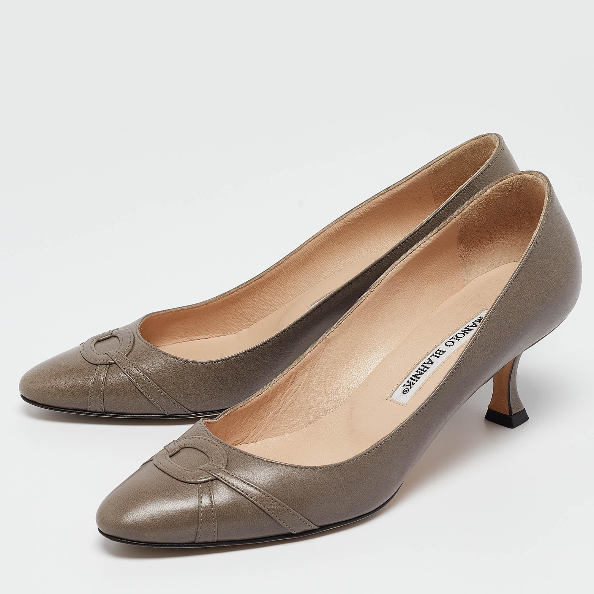 This pair of pumps is uniquely designed and makes for a distinct appearance. Created from quality materials, it is enriched with classic elements.
