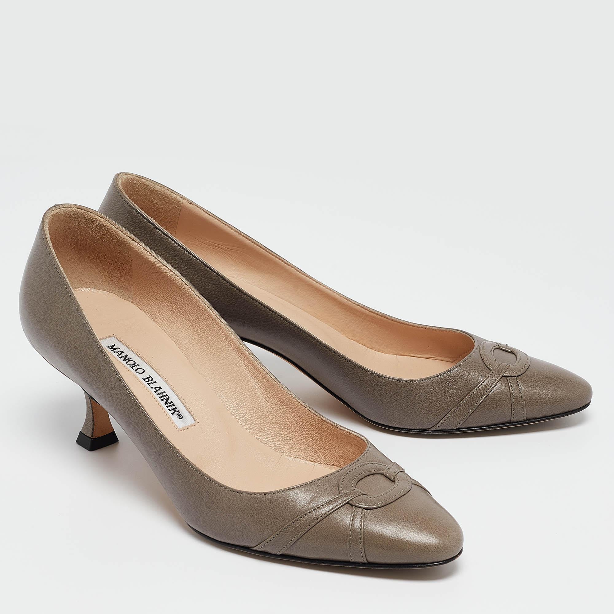 Manolo Blahnik Grey Leather Almond Toe Pumps Size 36.5 In Good Condition For Sale In Dubai, Al Qouz 2