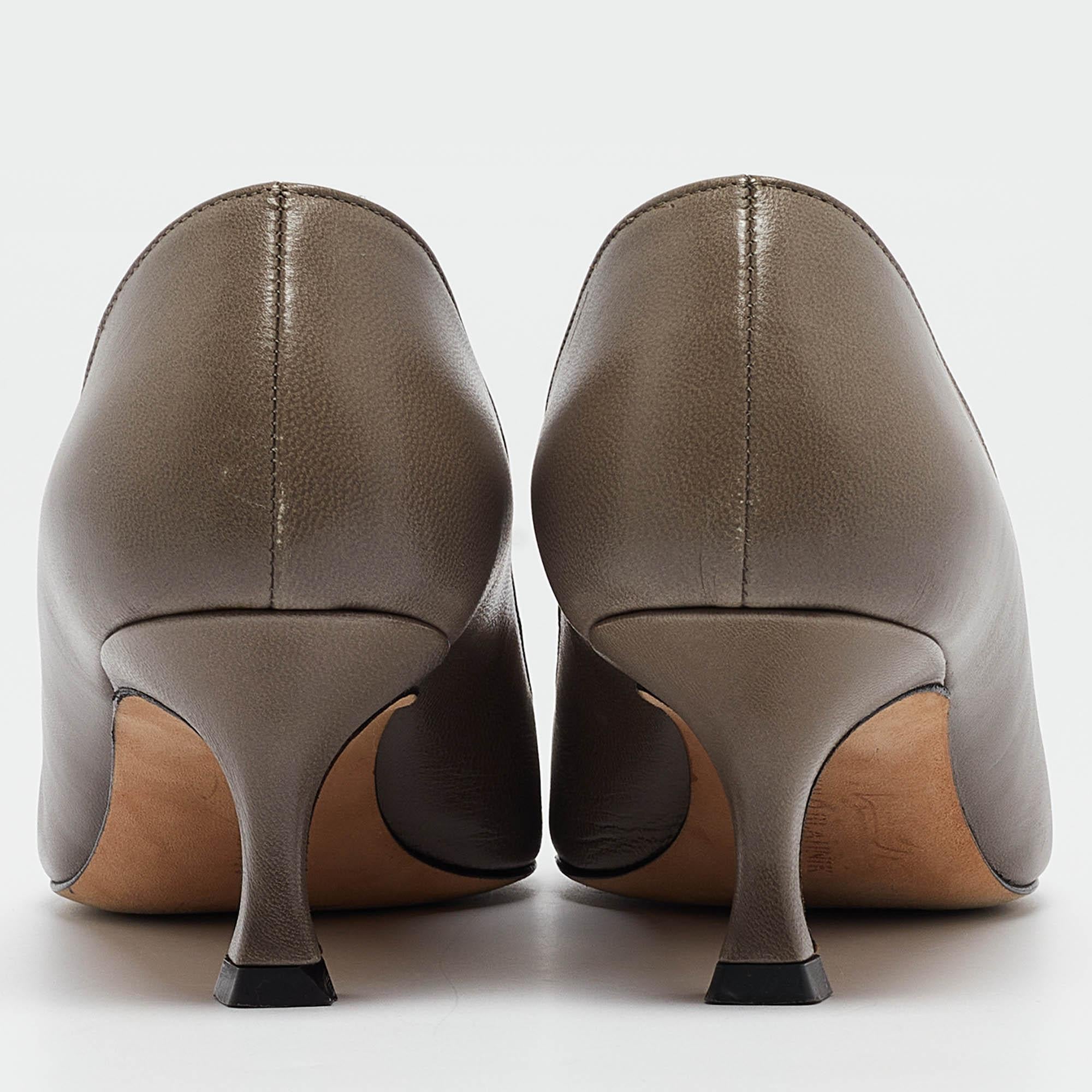 Women's Manolo Blahnik Grey Leather Almond Toe Pumps Size 36.5 For Sale