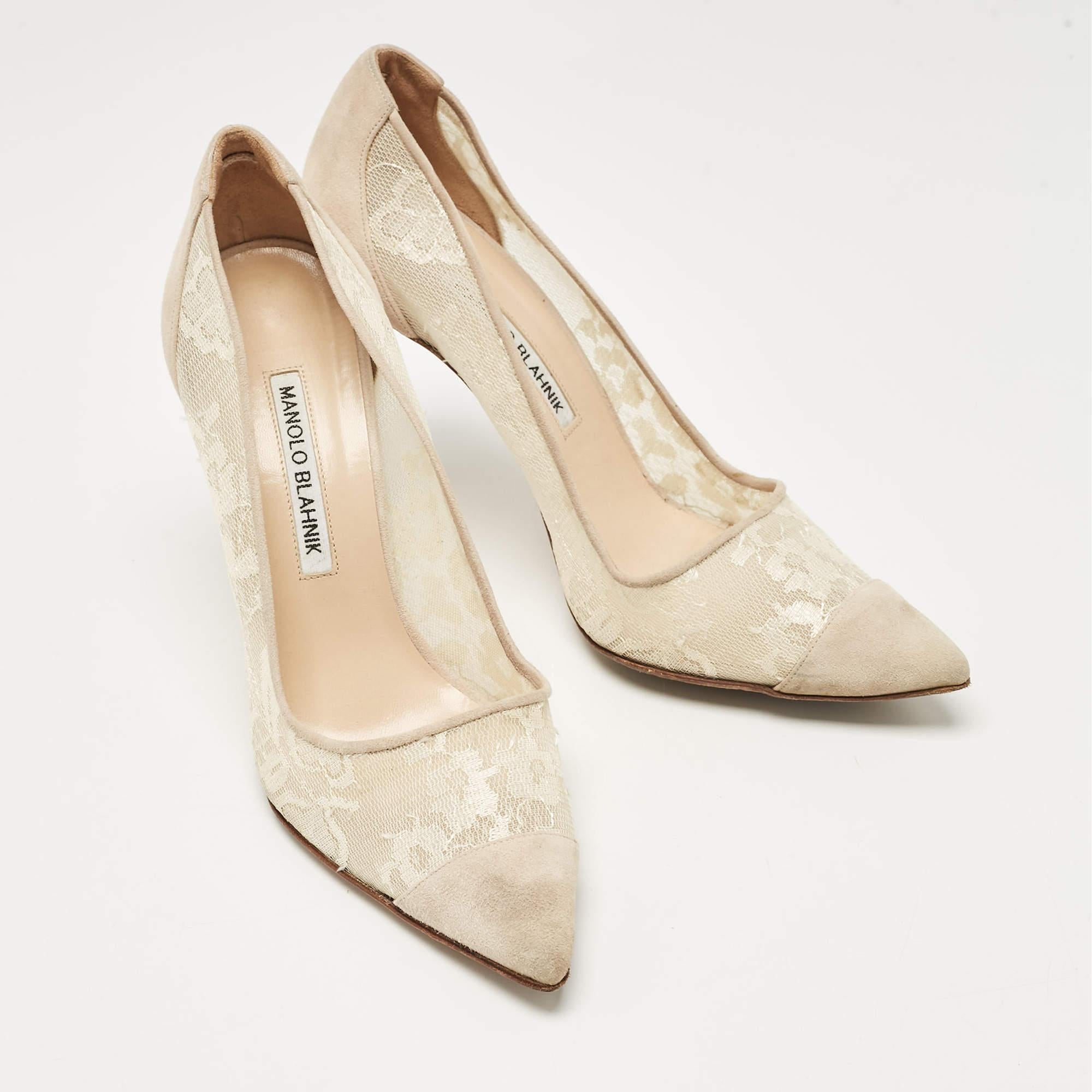 Manolo Blahnik Grey Mesh and Suede Salola Pumps Size 38.5 In Fair Condition For Sale In Dubai, Al Qouz 2